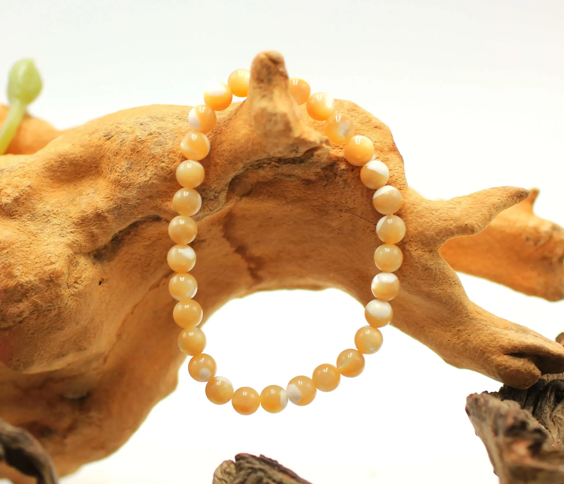 Bracelet en perles 6mm en Nacre dorée