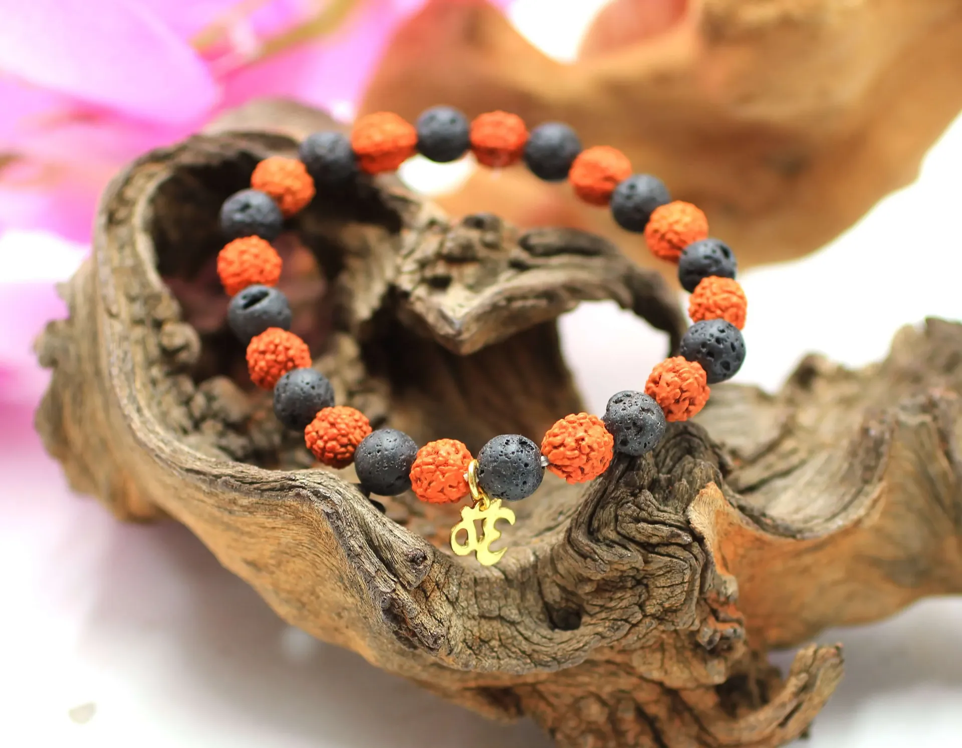 Bracelet en perles 8mm en Pierre de lave, Graine de Rudraksha et symbole Om