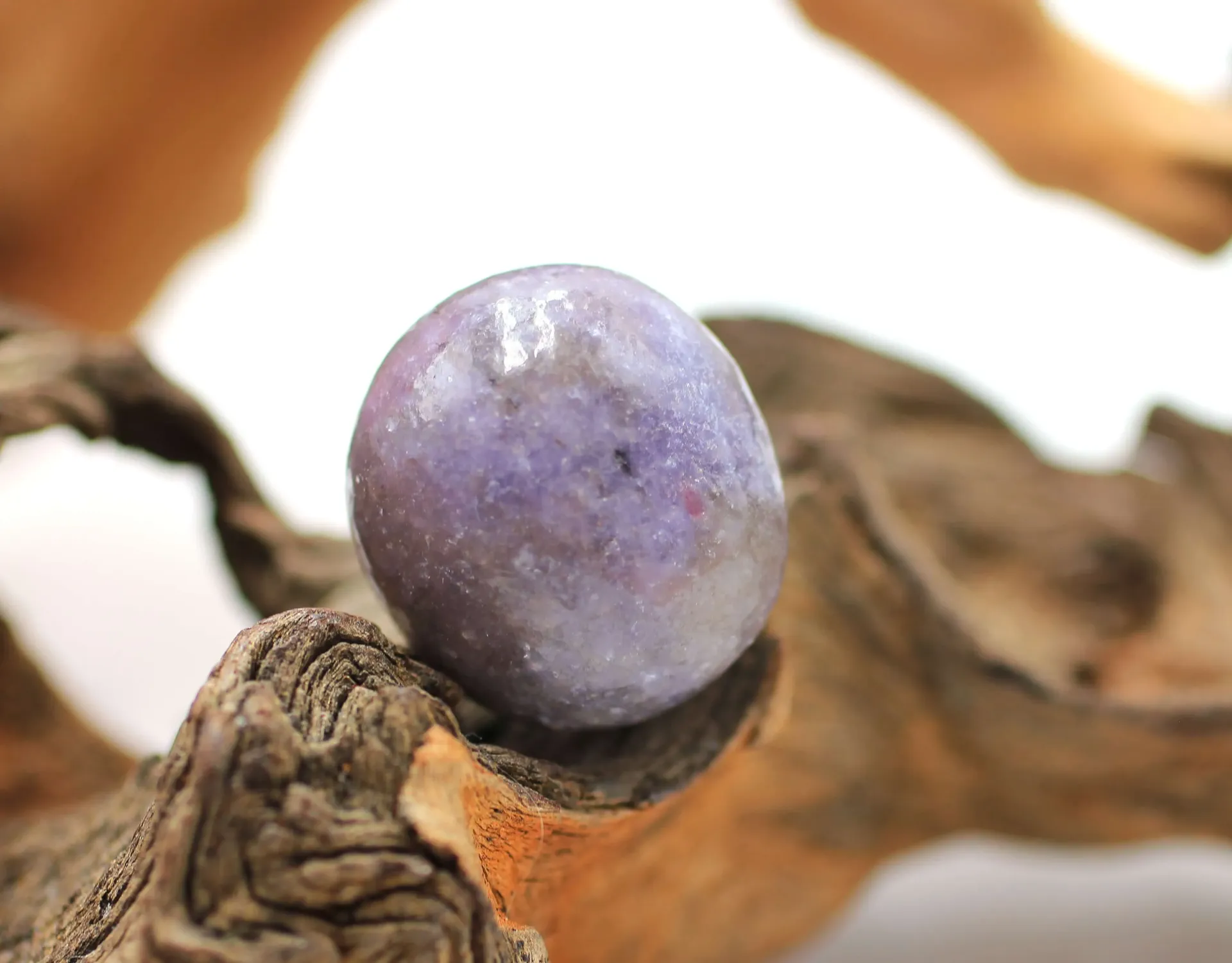 Tourmaline rose sur Eudialite roulée