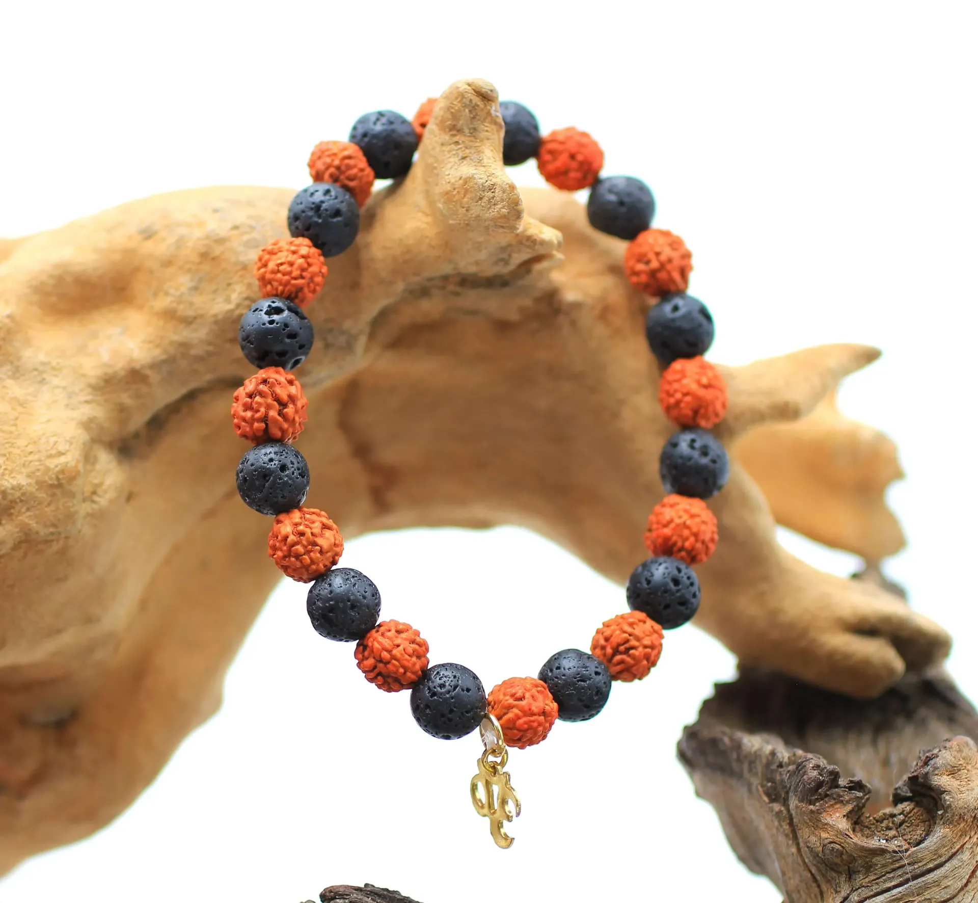 Bracelet en perles 8mm en Pierre de lave, Graine de Rudraksha et symbole Om
