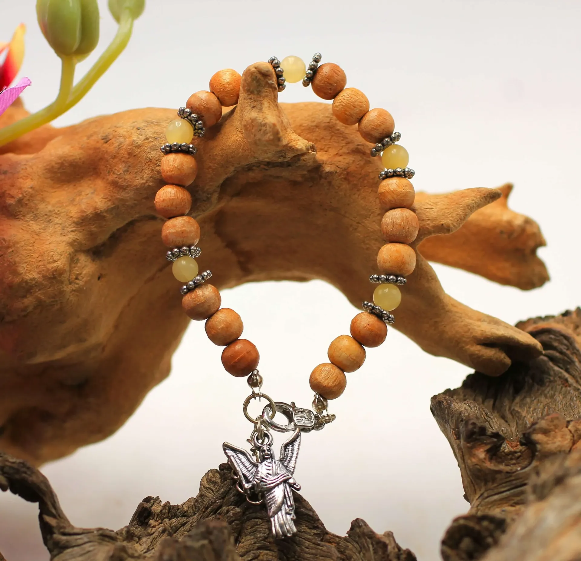 Bracelet en perles 6mm en Calcite orange 8mm en bois de Manguier et Archange Uriel