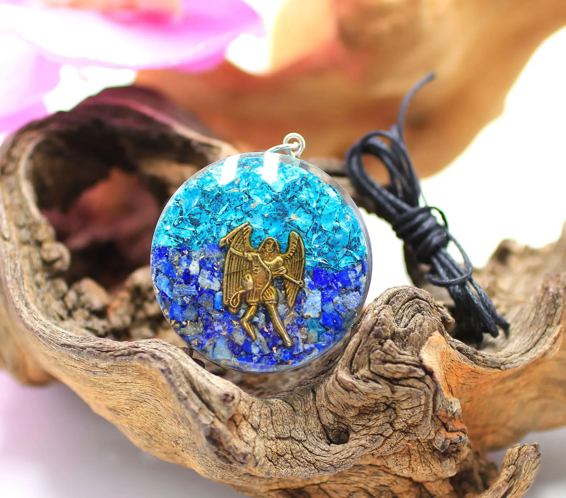 Pendentif rond en Orgonite, Apatite bleue, Lapis-lazuli et Archange Mickaël