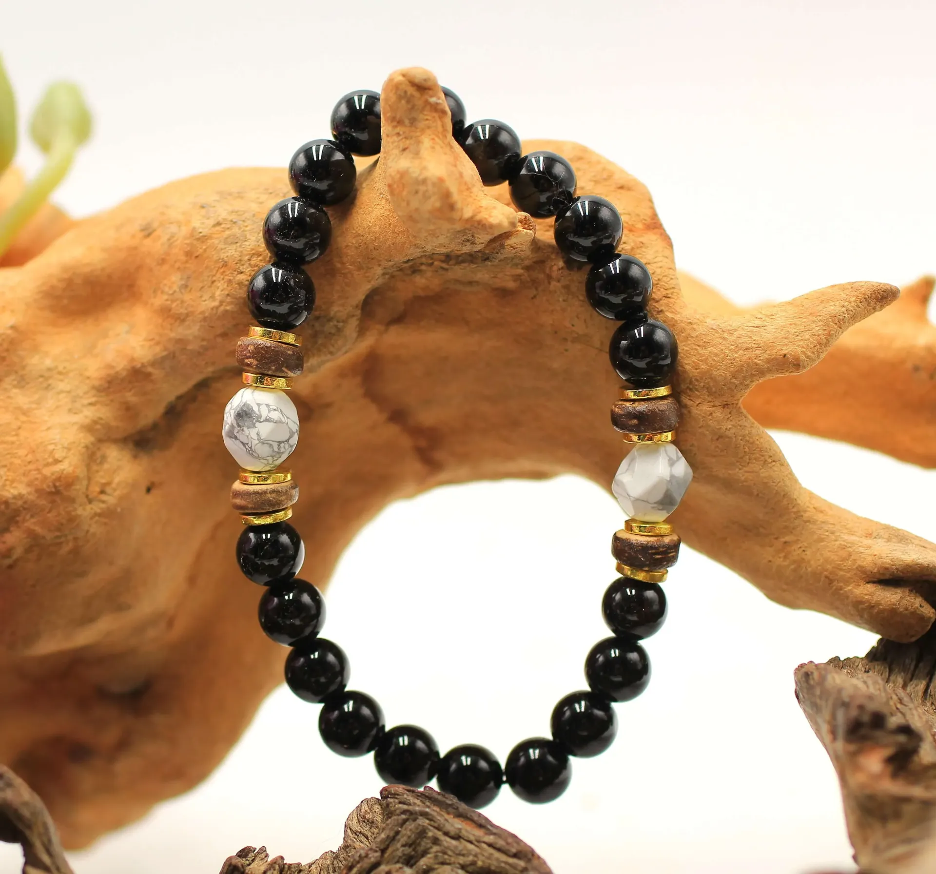 Bracelet en perles 10mm facettées en Howlite et 8mm en Onyx noir