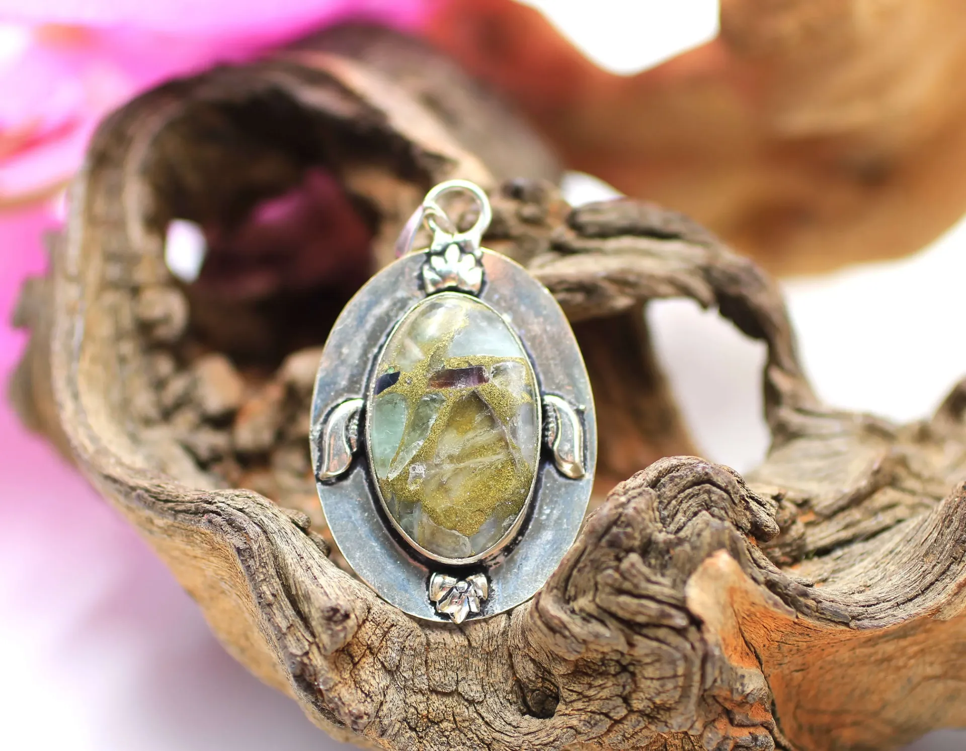 Pendentif en plaqué Argent - Orgonite et Cristal de roche