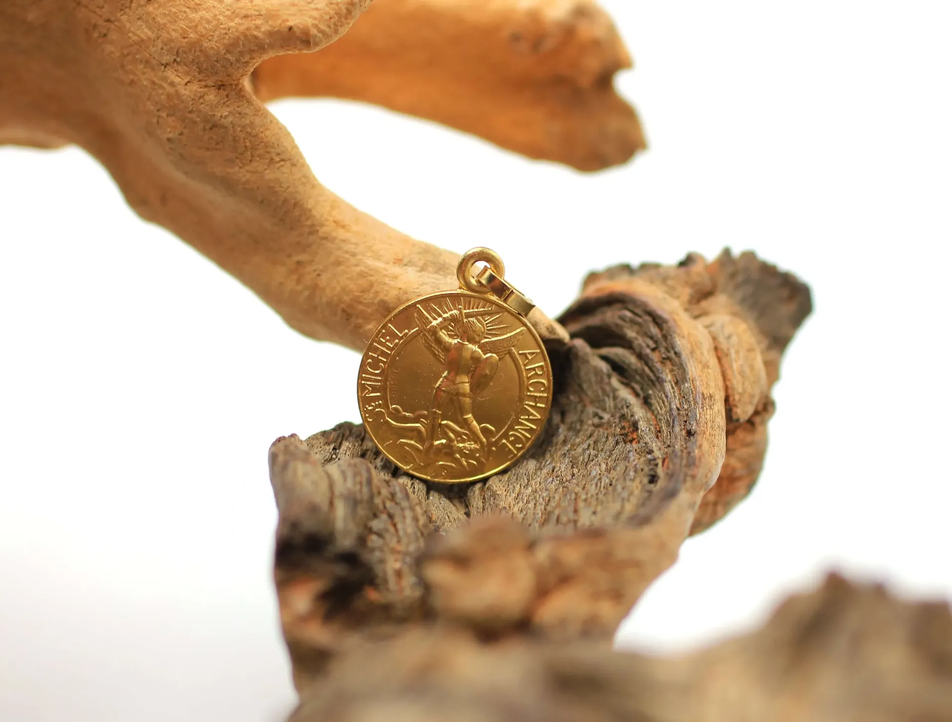 Pendentif doré Médaille Saint Michel (Michaël)