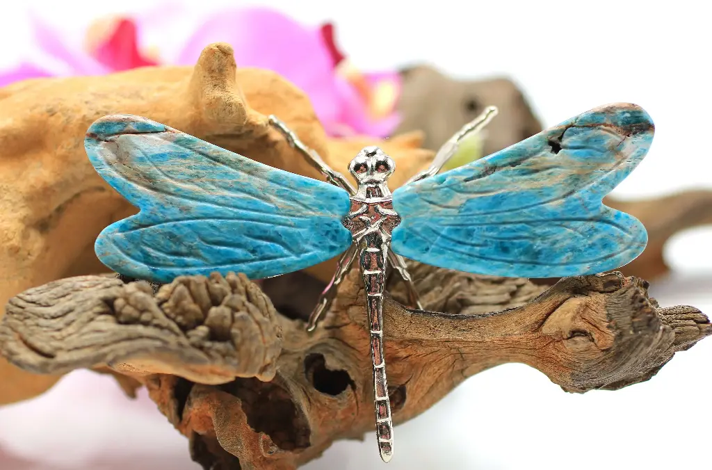 Libellule en Apatite bleue