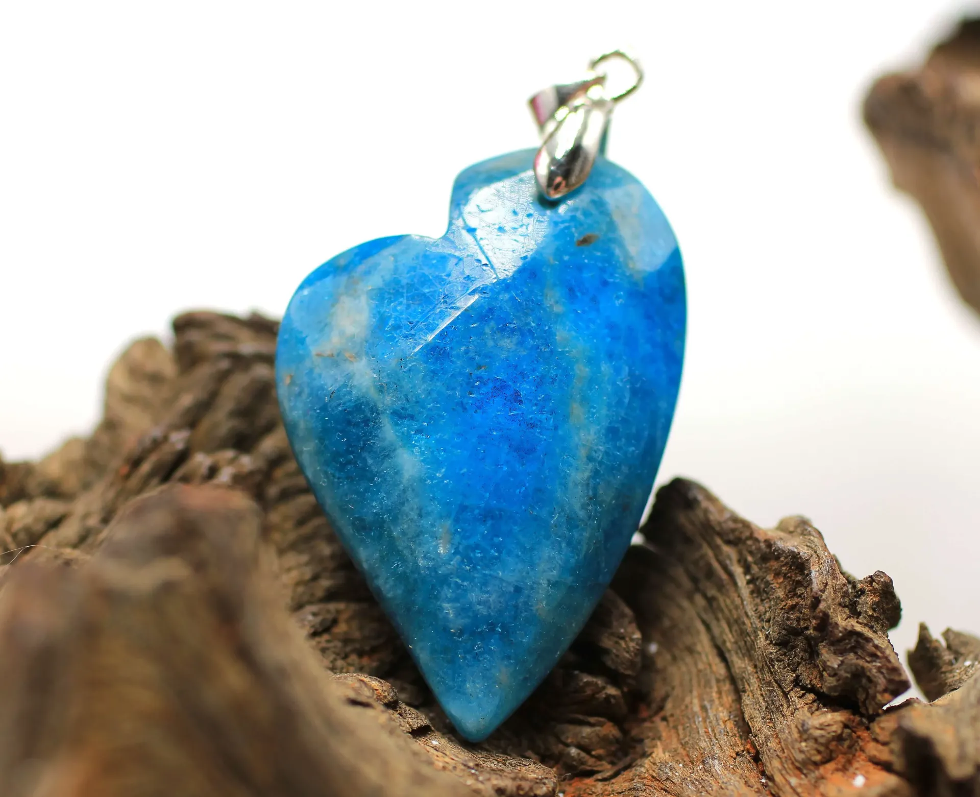 Pendentif cœur facetté en Apatite bleue