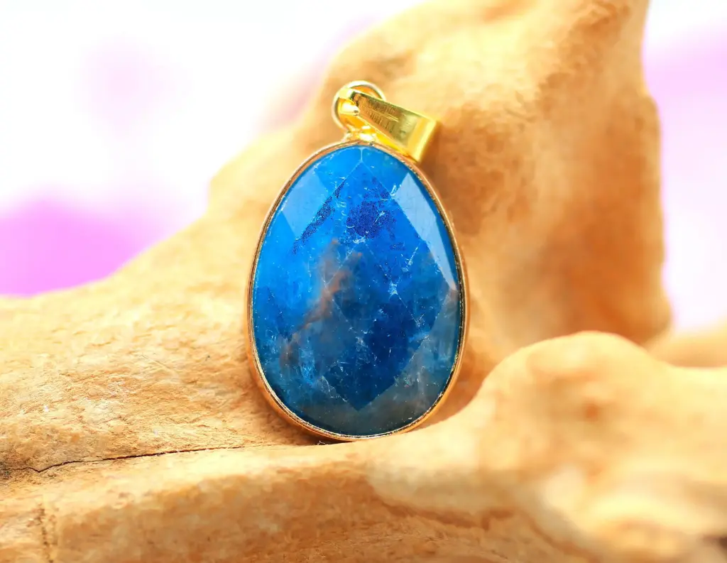 Pendentif doré en Apatite bleue