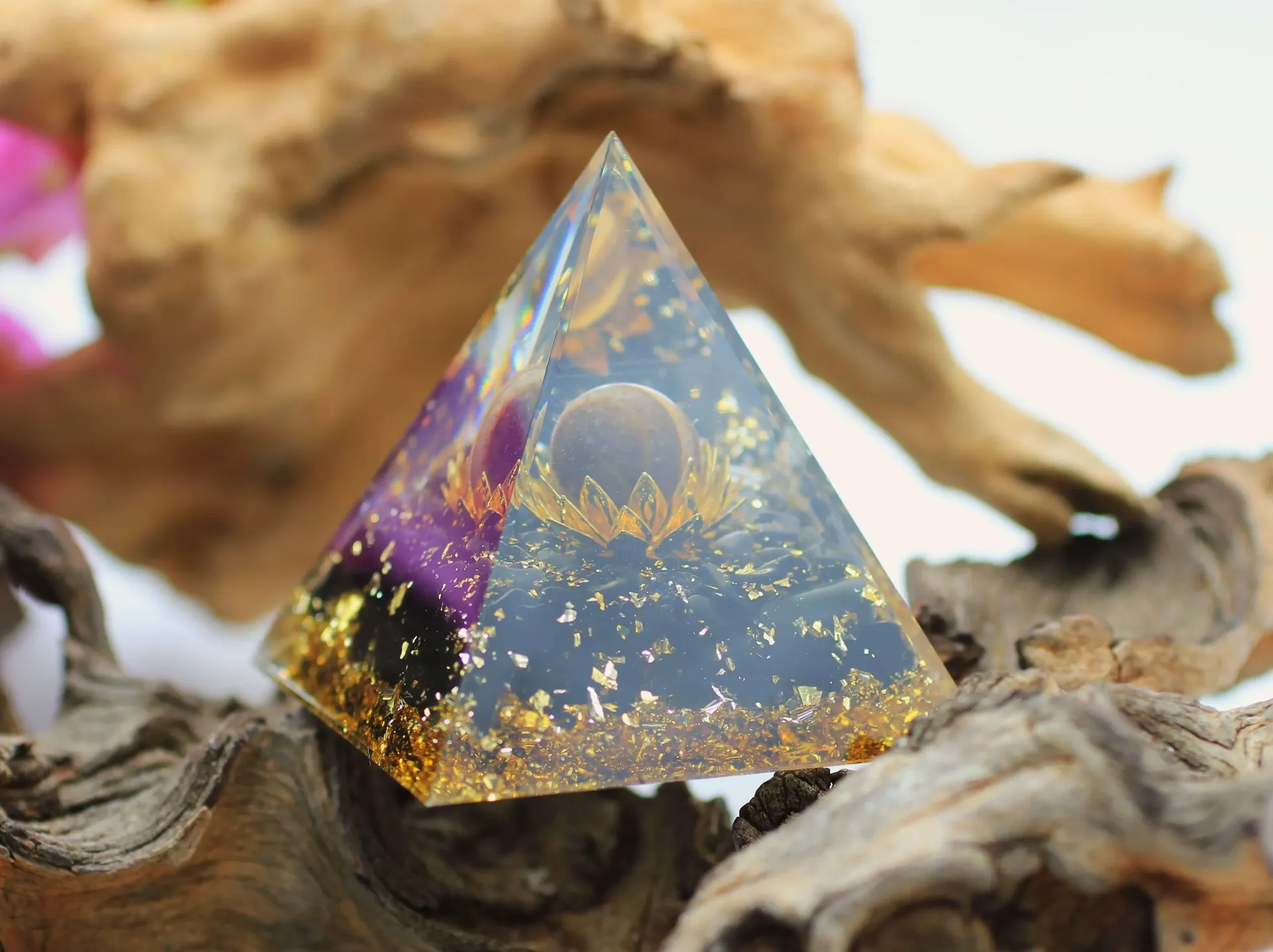 Pyramide en Orgonite Lotus, Œil de tigre et Obsidienne noire