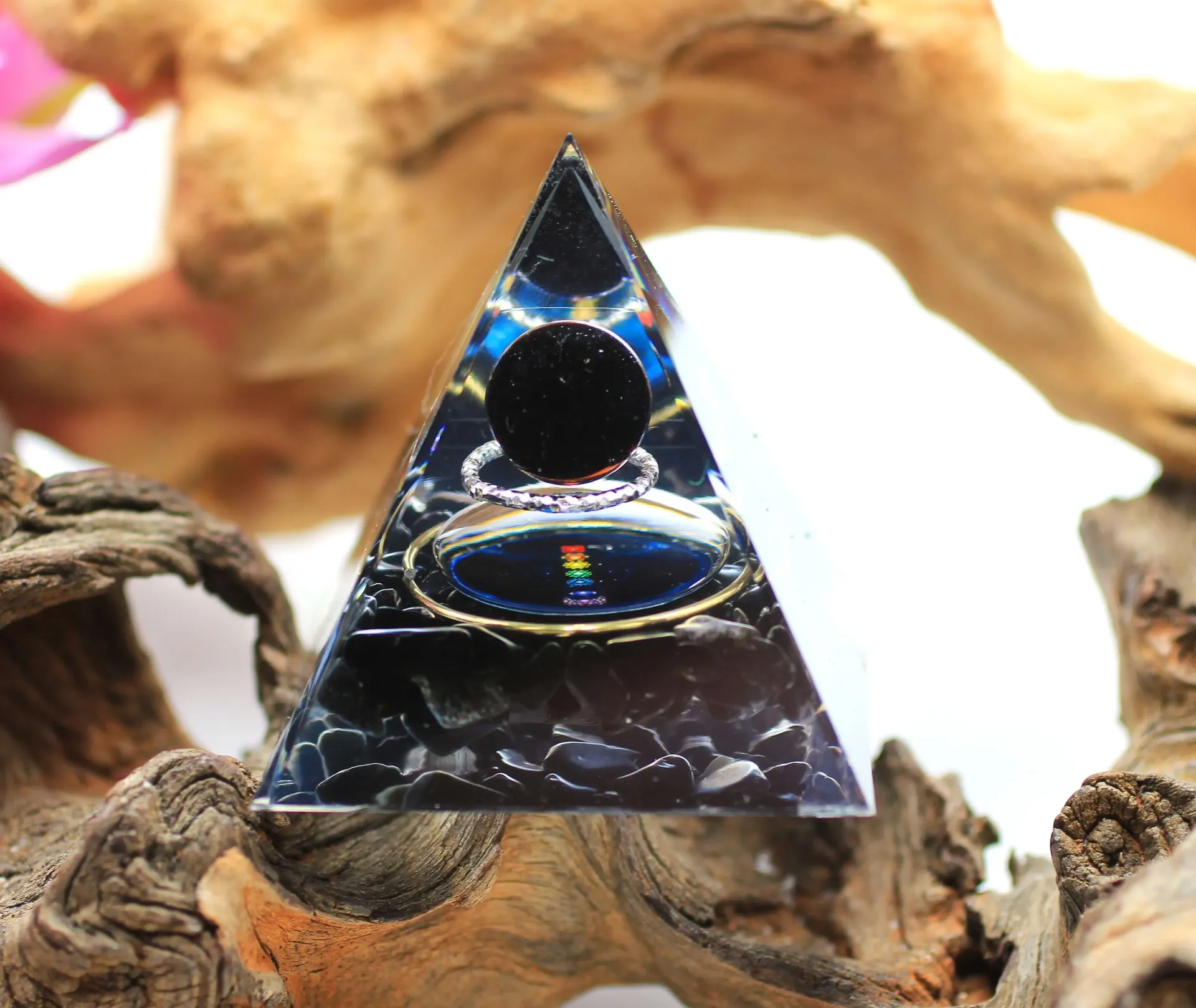 Pyramide en Orgonite 7 chakras et Obsidienne noire