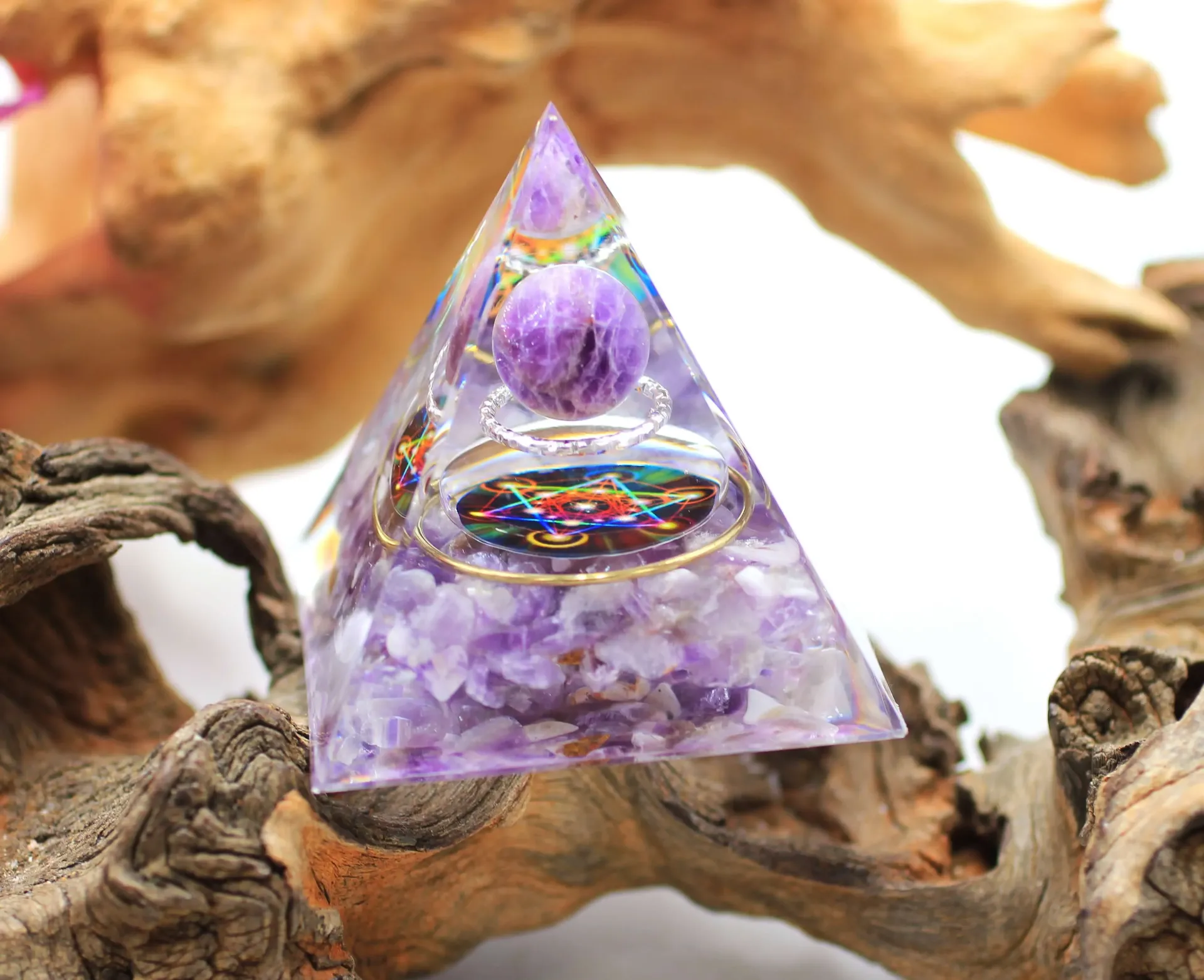 Pyramide en Orgonite Métatron et Améthyste