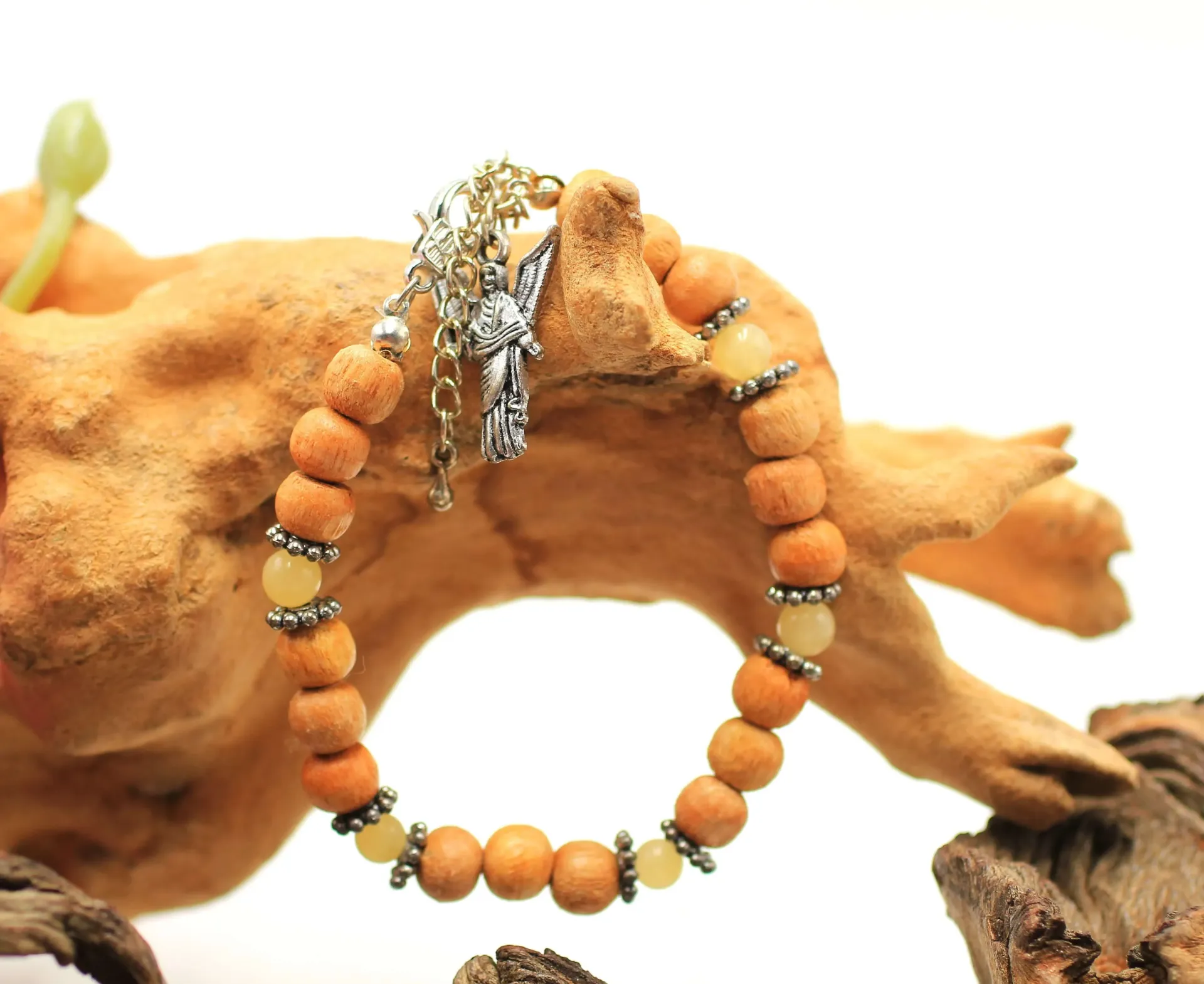 Bracelet en perles 6mm en Calcite orange 8mm en bois de Manguier et Archange Uriel