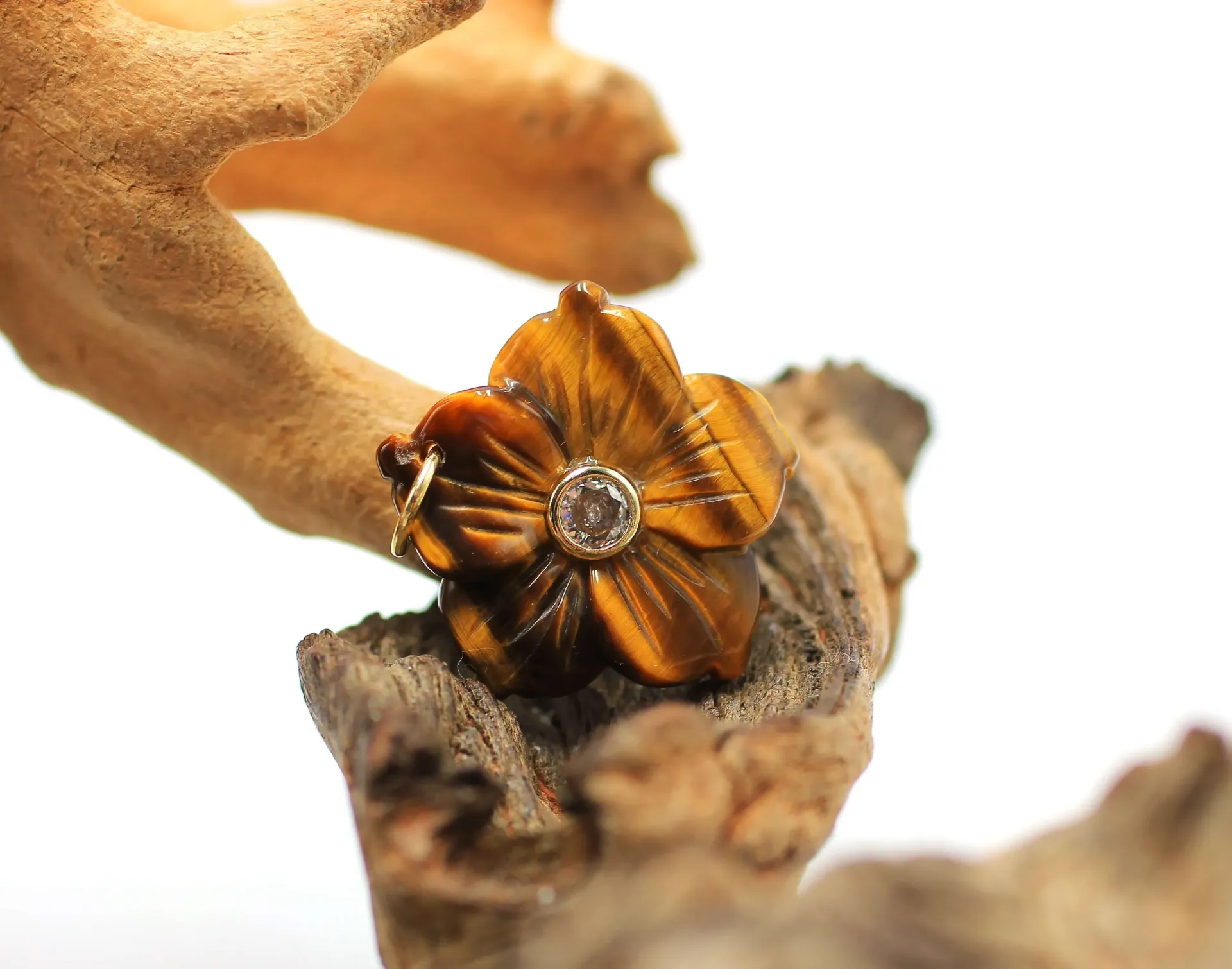 Pendentif Fleur d'hibiscus en Œil de tigre et Zircon