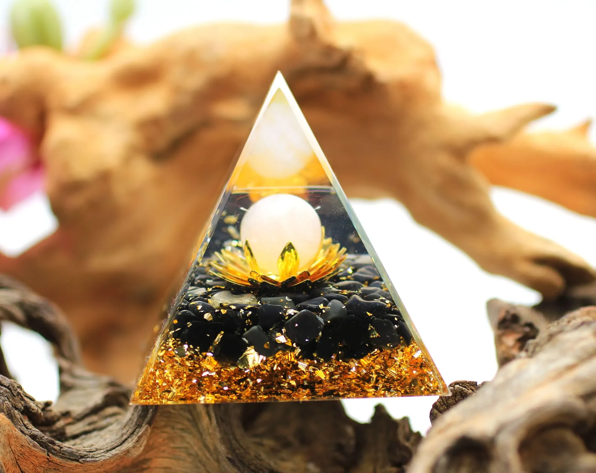 Pyramide en Orgonite Lotus, Quartz rose et Obsidienne noire
