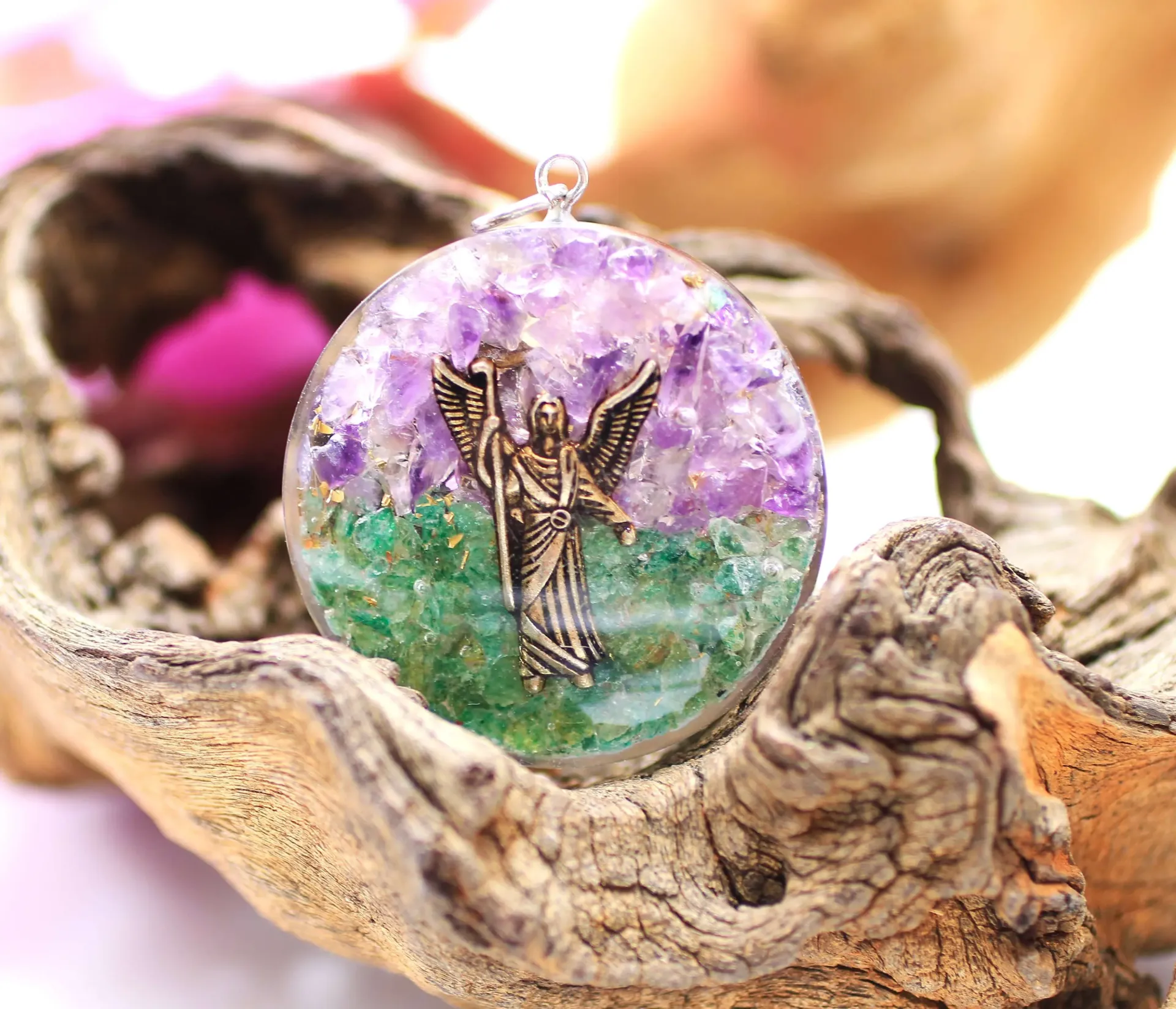 Pendentif rond en Orgonite, Améthyste et Aventurine verte et Saint Raphaël