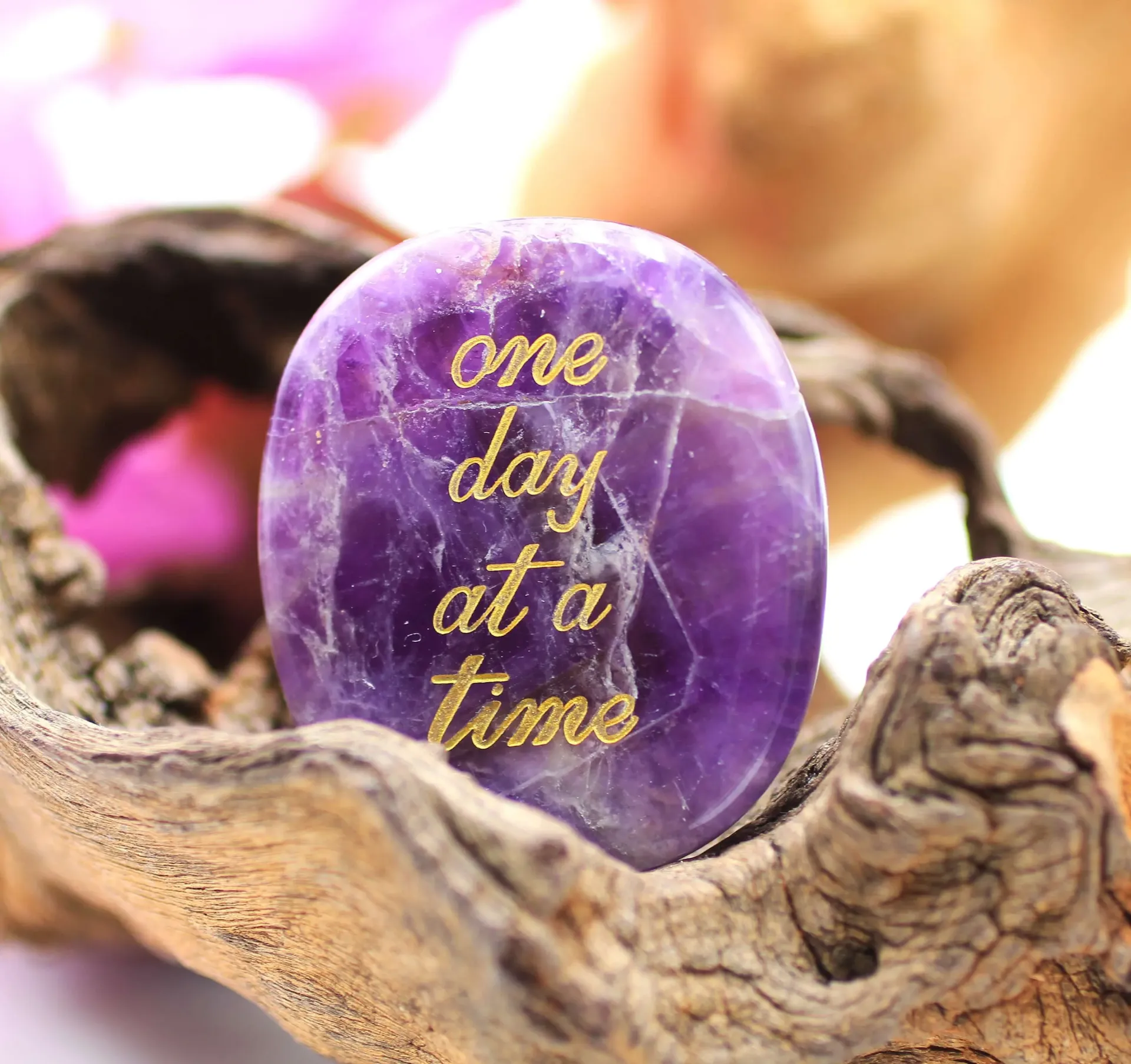 Galet plat en Améthyste 'One day at a time'