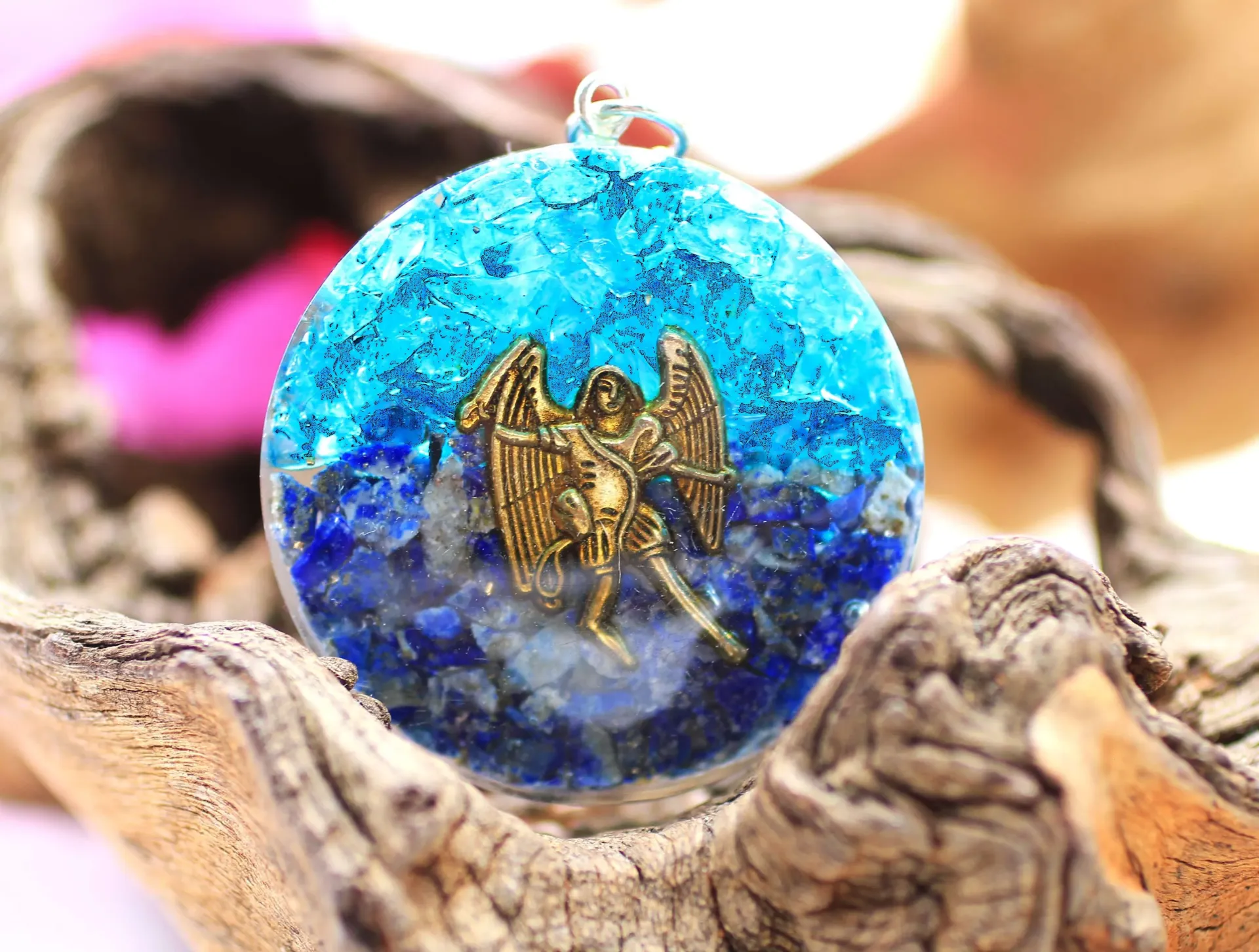 Pendentif rond en Orgonite, Apatite bleue, Lapis-lazuli et Archange Mickaël