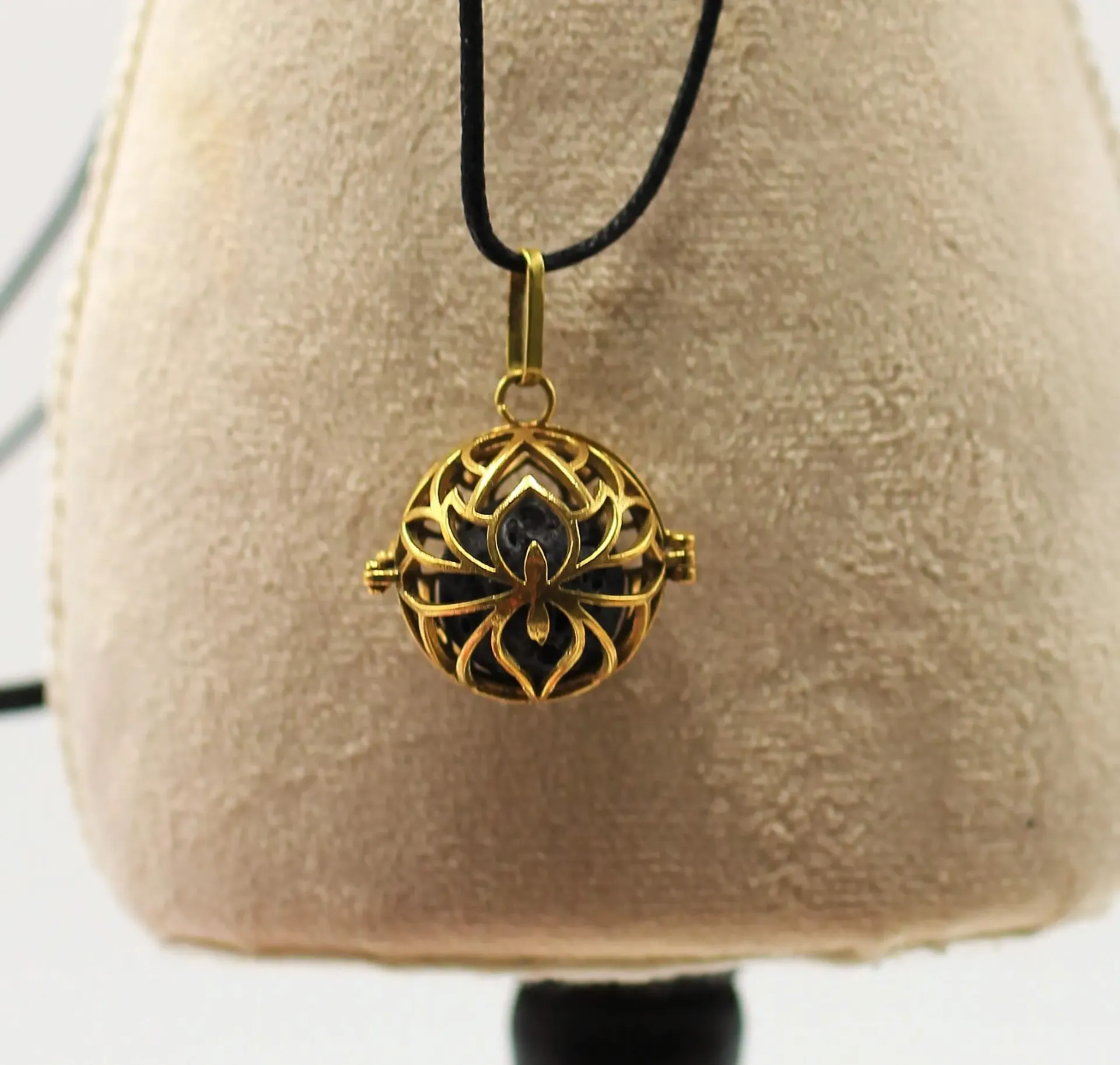 Bola Lotus en Laiton doré et Perle de lave