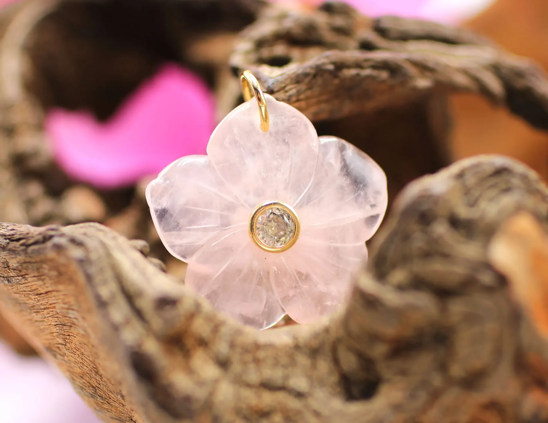 Pendentif fleur d'Hibiscus en Quartz rose et Zircon
