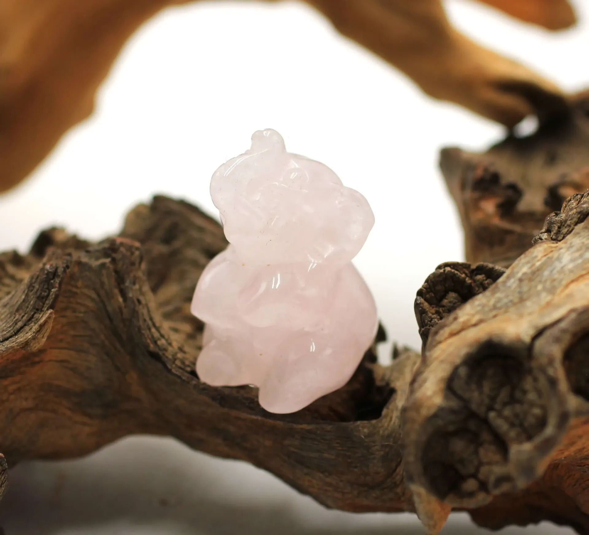 Eléphant assis en Quartz rose
