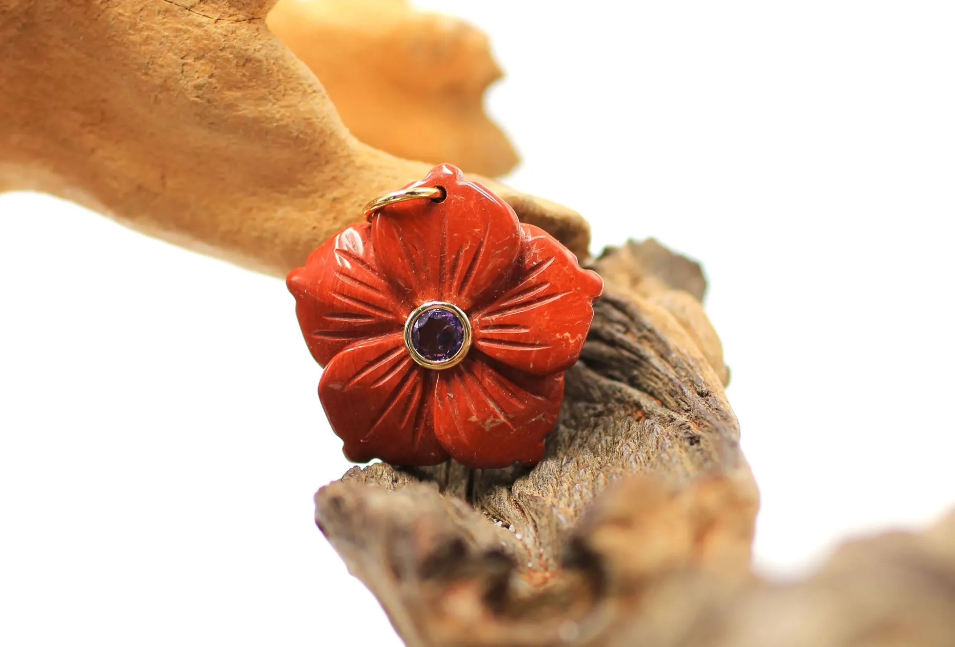 Pendentif Fleur d'Hibiscus en Jaspe rouge et Zircon