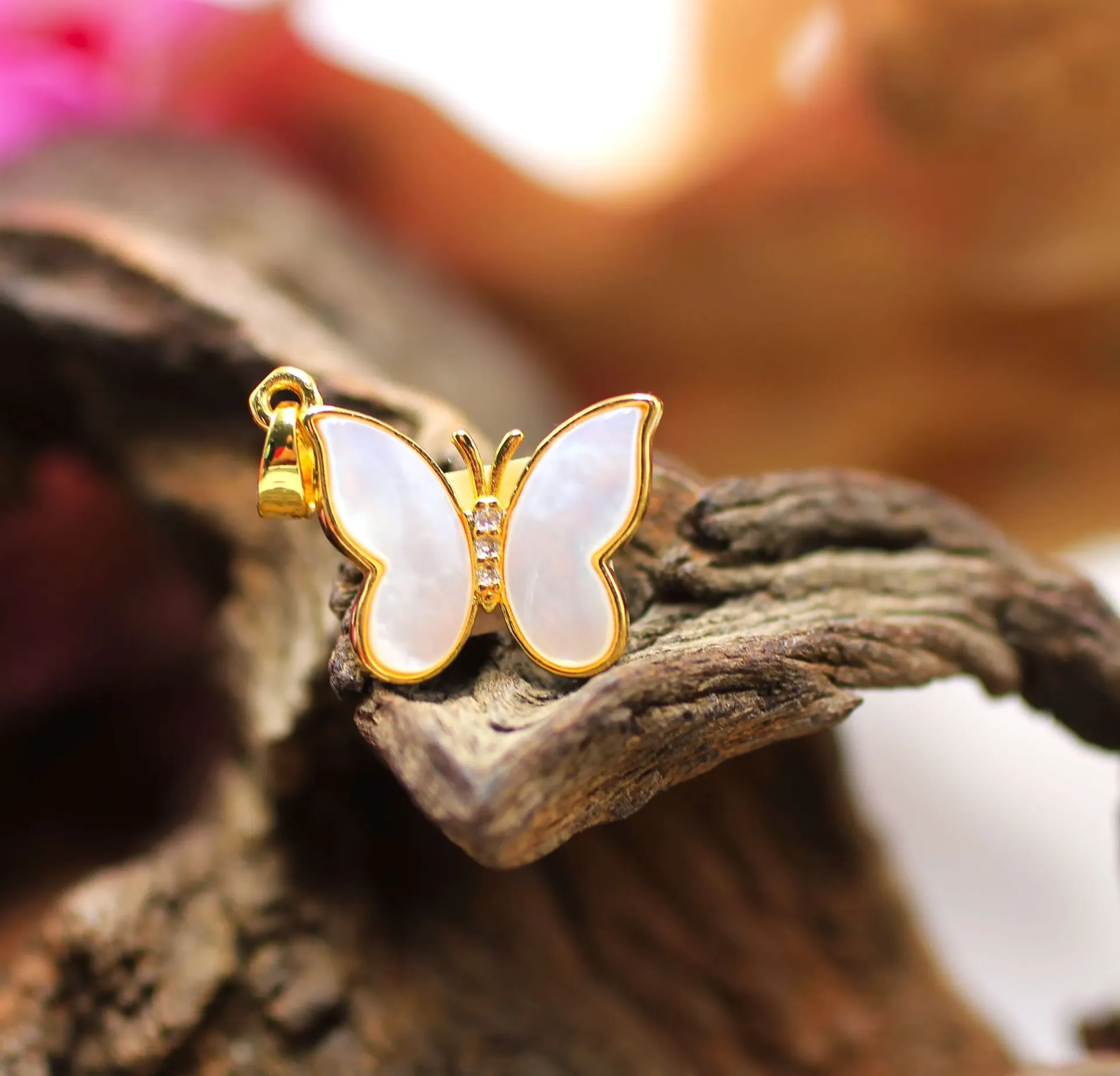 Pendentif papillon doré en Nacre blanche