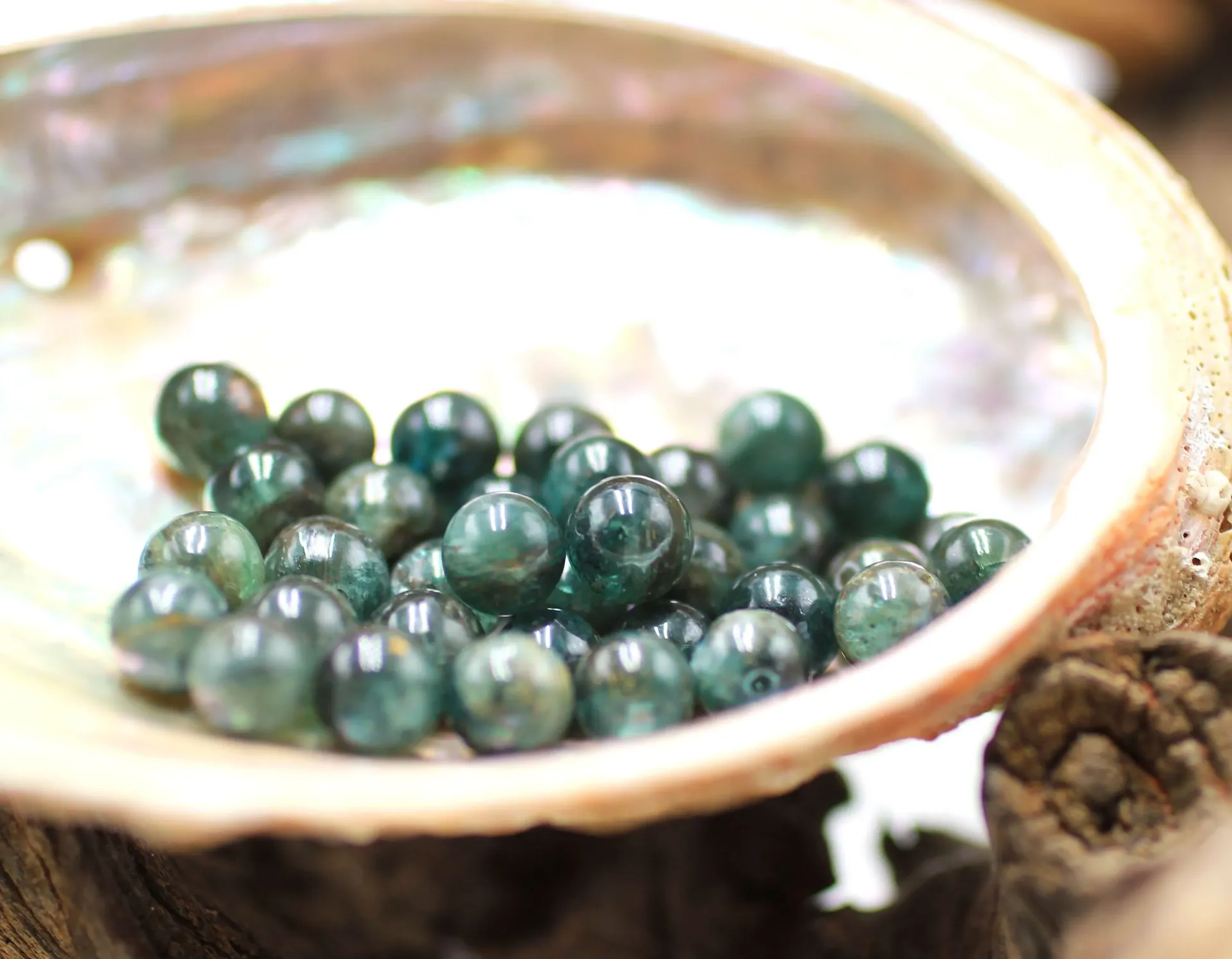 Perle 6mm en Cyanite verte et noire