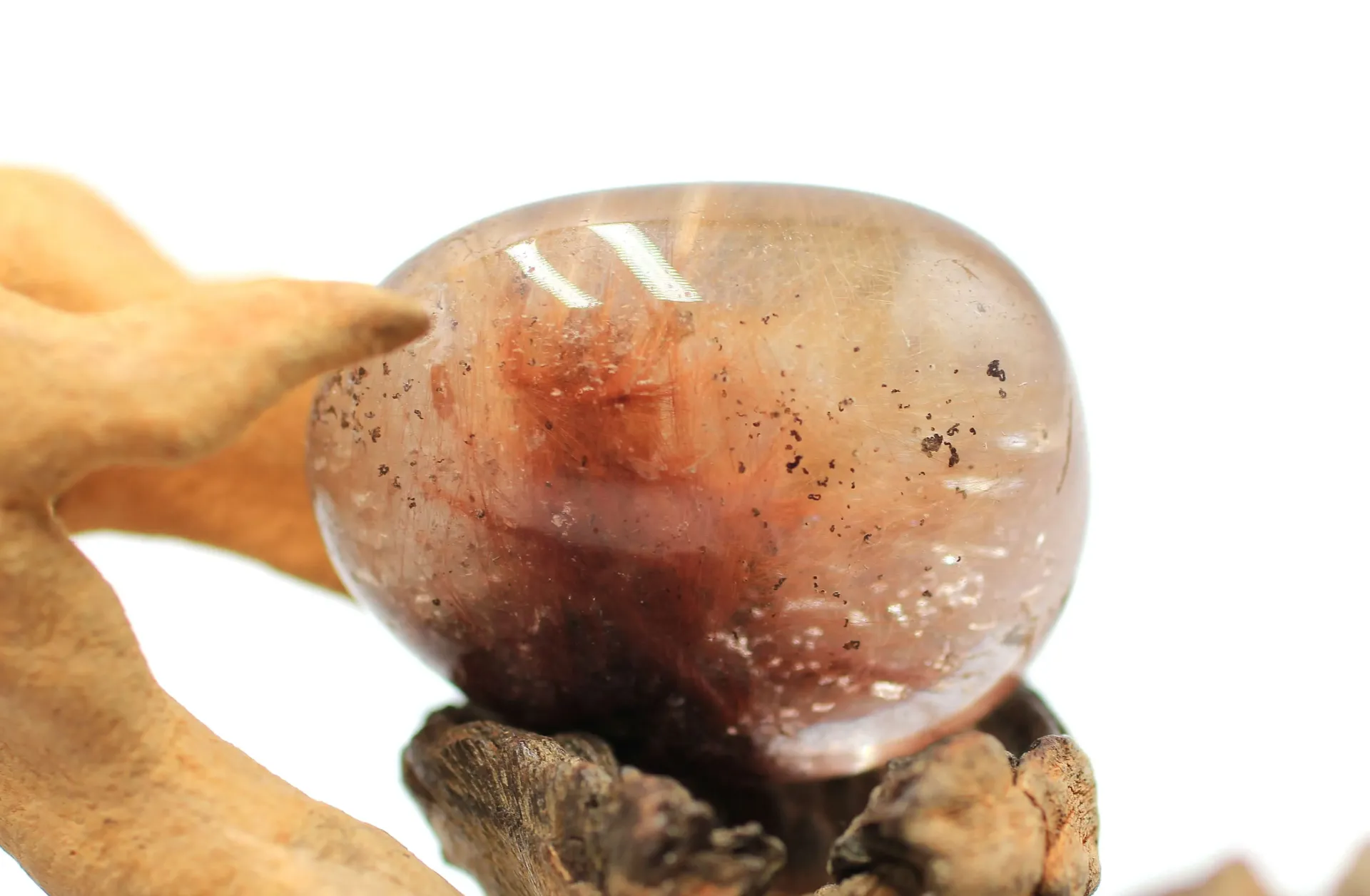 Galet en Quartz fantôme amphibole