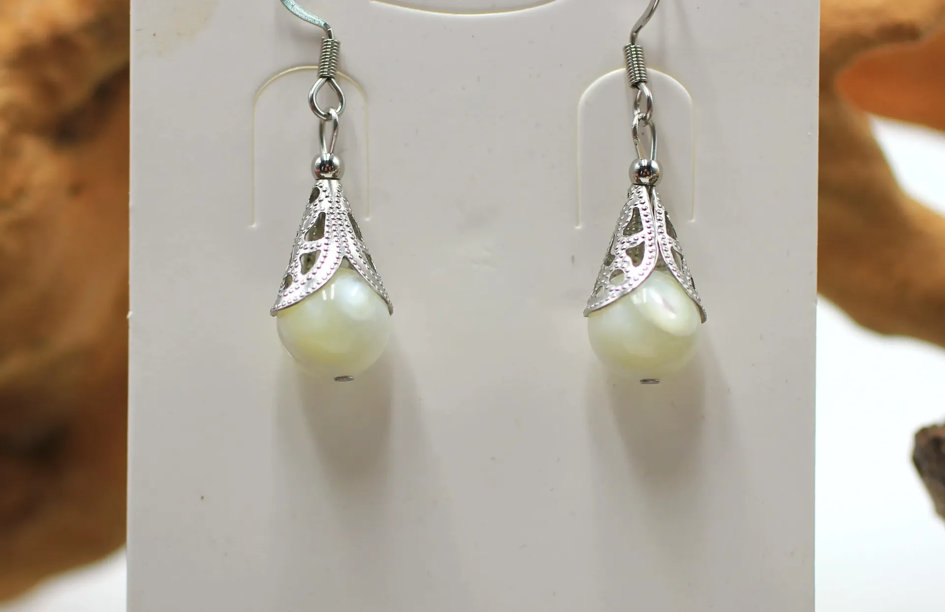Boucles d'oreille ethnique en Acier et en Nacre blanche