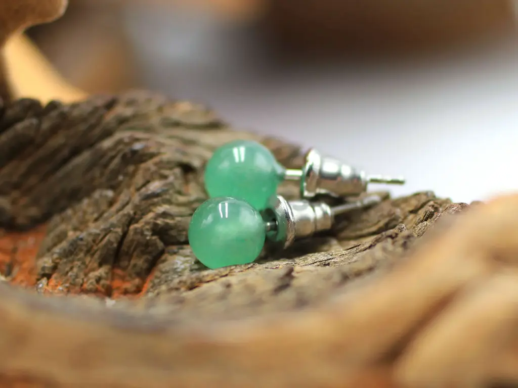 Boucles d'oreille clou en perles 6mm en Aventurine verte 