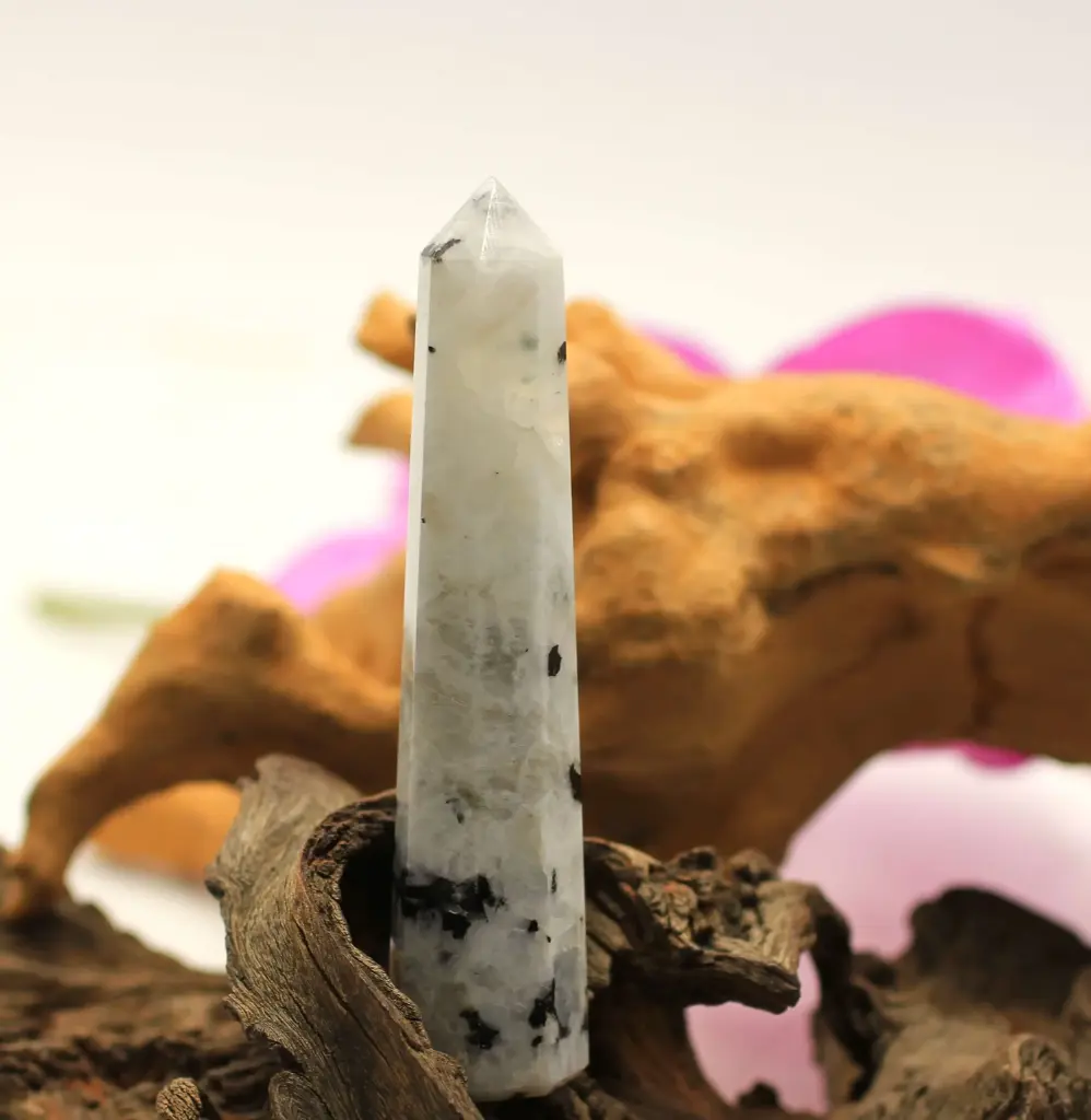 Obélisque en Péristérite et inclusion de Tourmaline noire