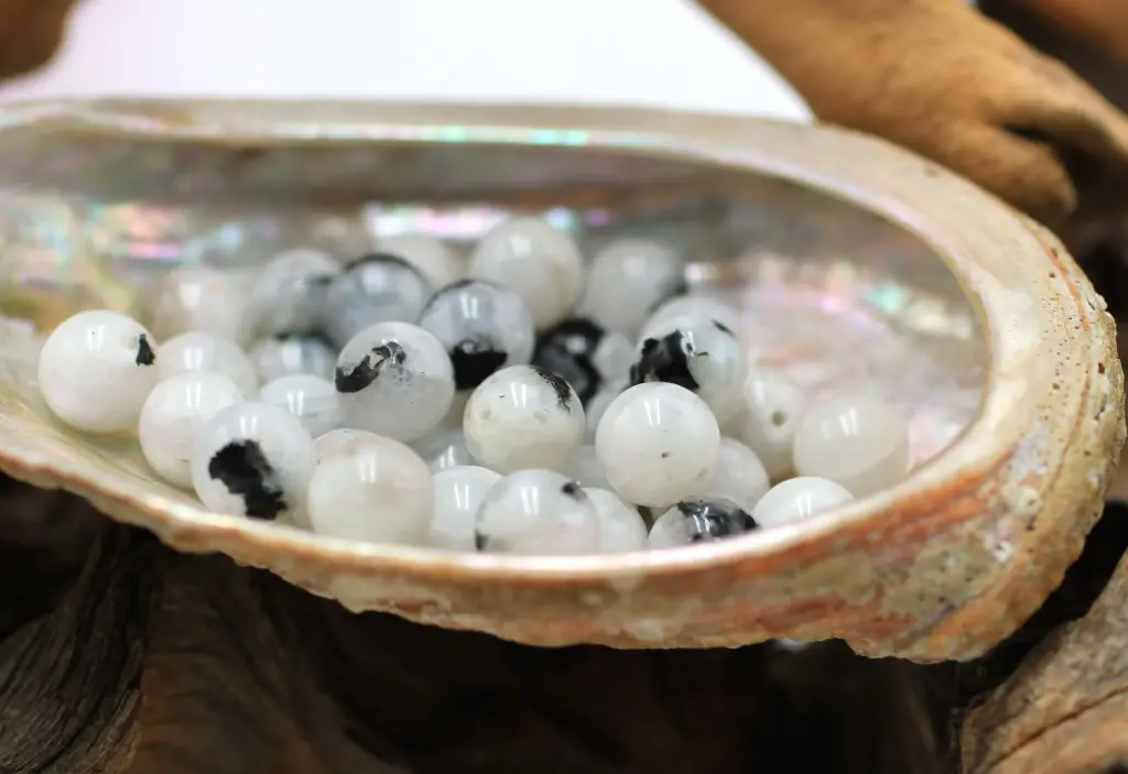 Perle 8mm en Péristérite avec inclusion de Tourmaline noire