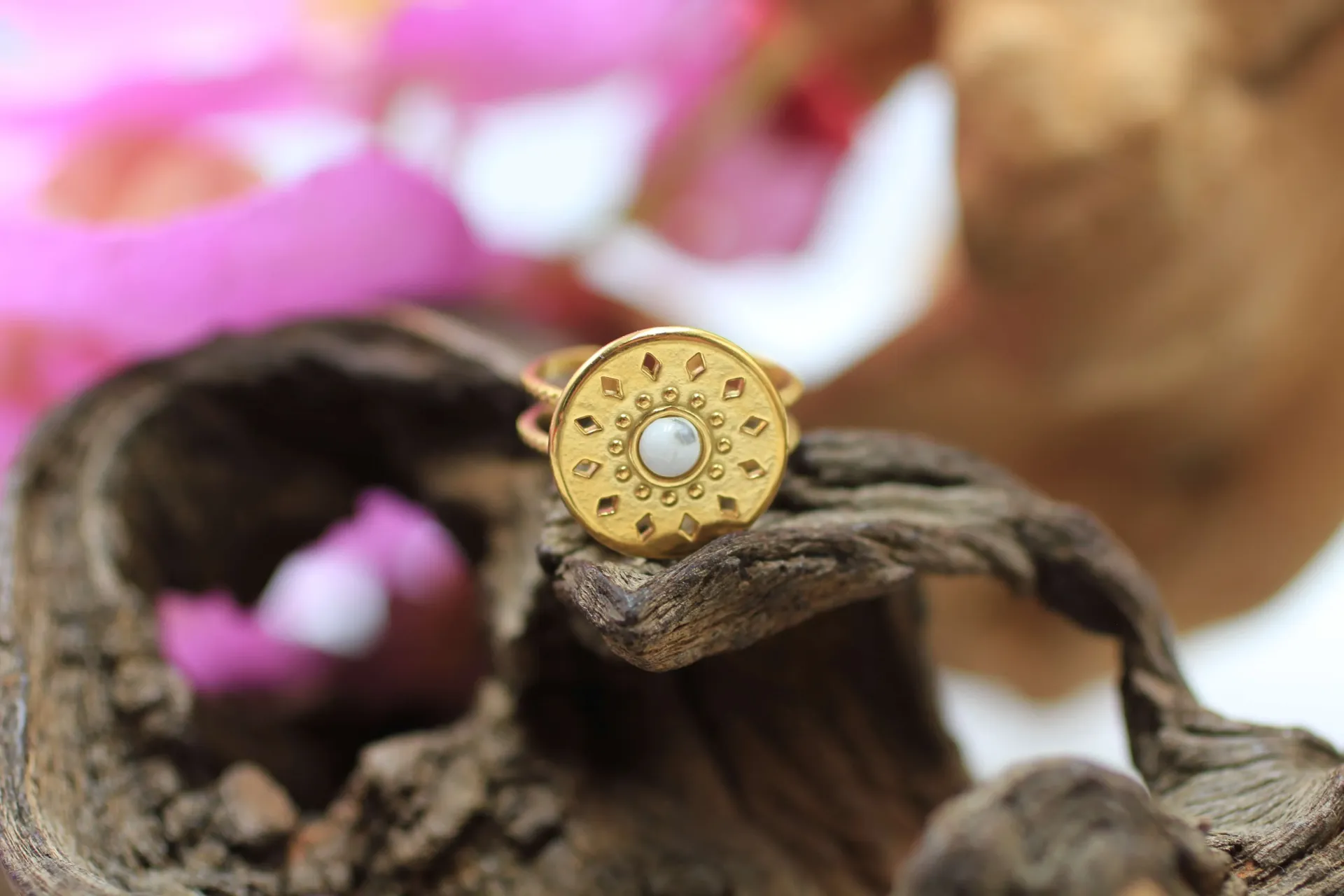 Bague réglable en Laiton doré et en Howlite