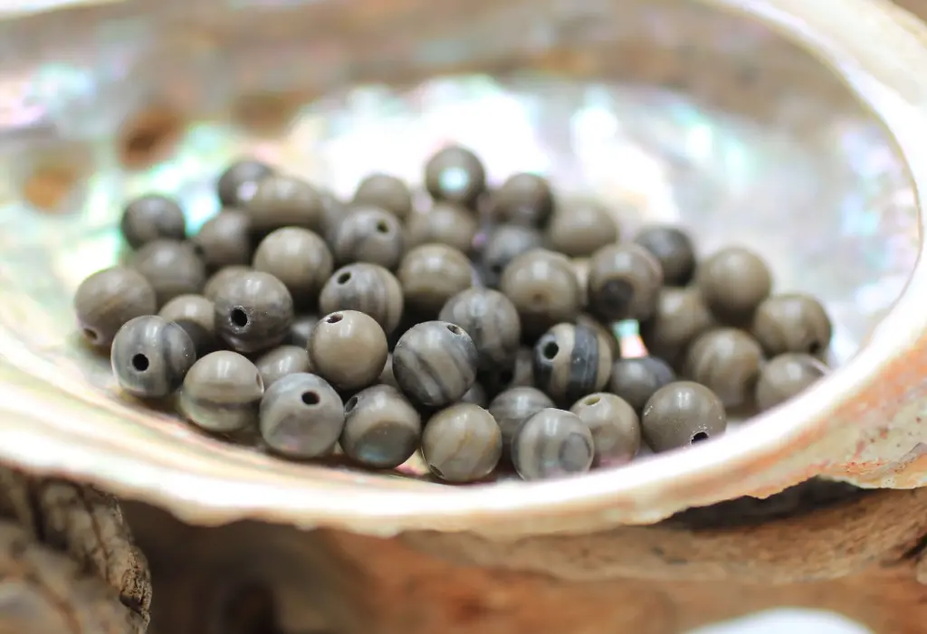 Perle 6mm en Bois pétrifié noir