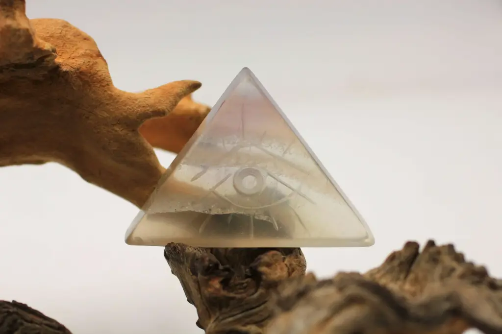 Pyramide "Œil qui voit tout" en Fluorite jaune et violette