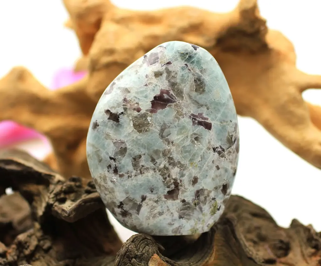 Rocher en Lépidolite