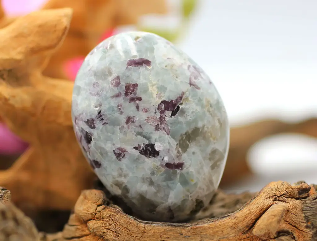 Galet en Lépidolite