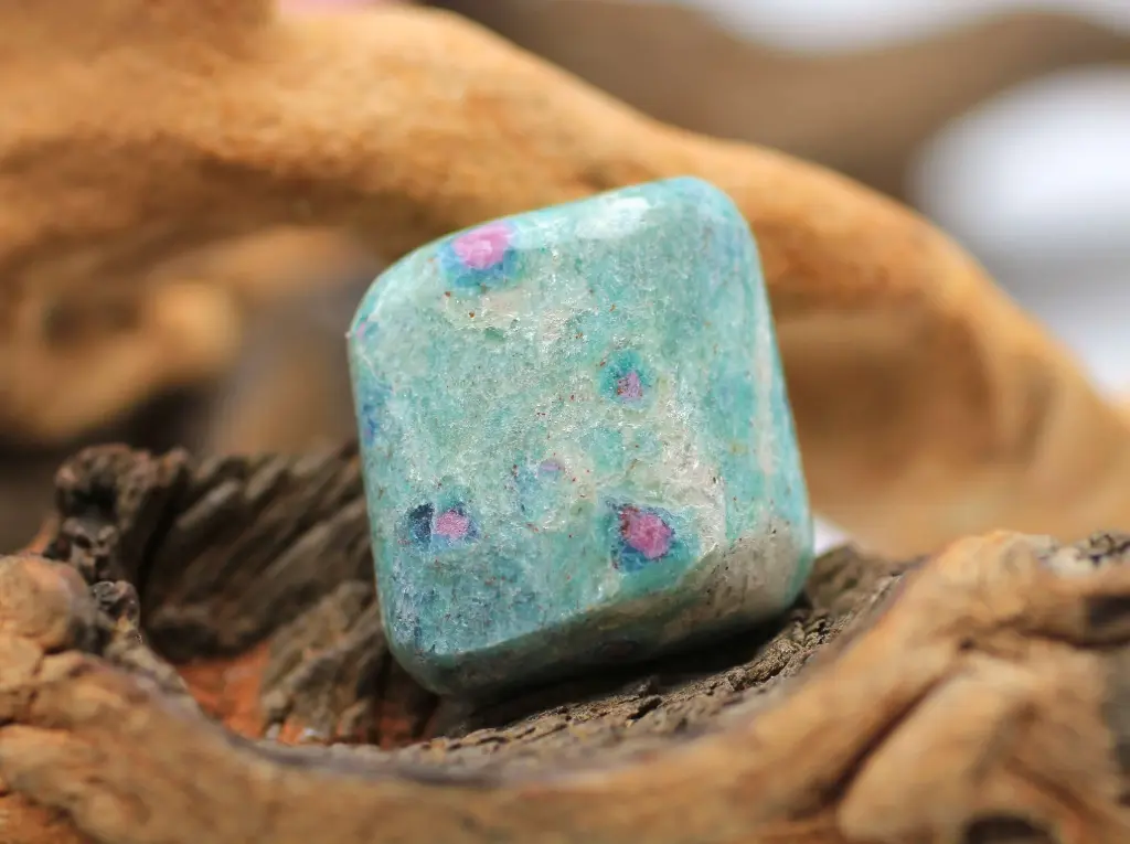 Fuschite avec Rubis roulé