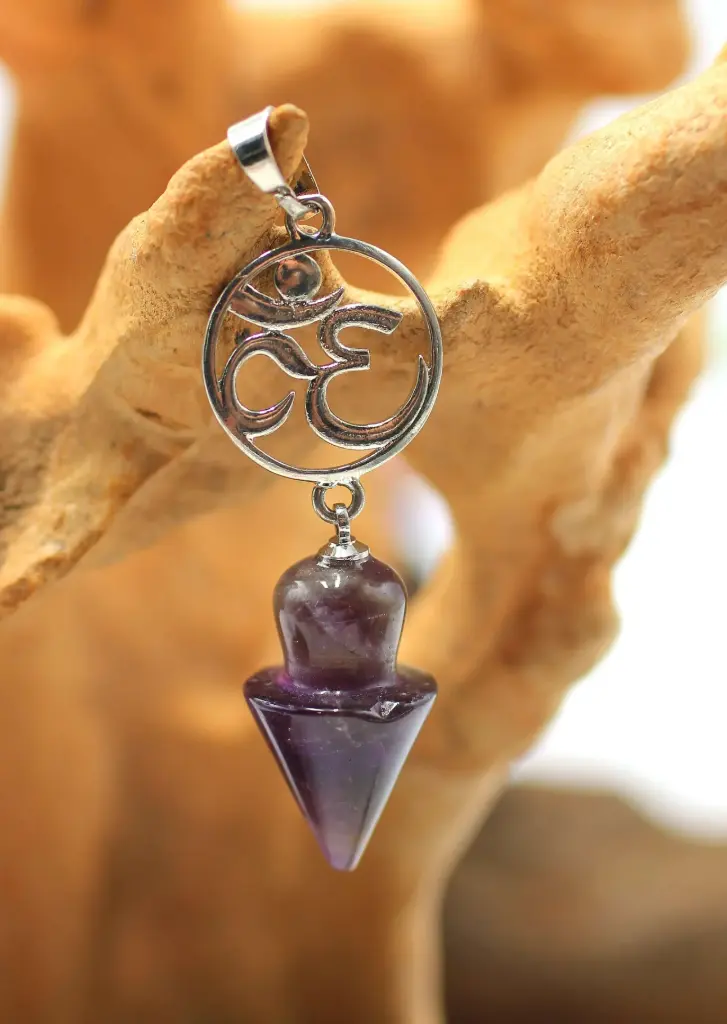 Pendentif pointe en Améthyste et Om