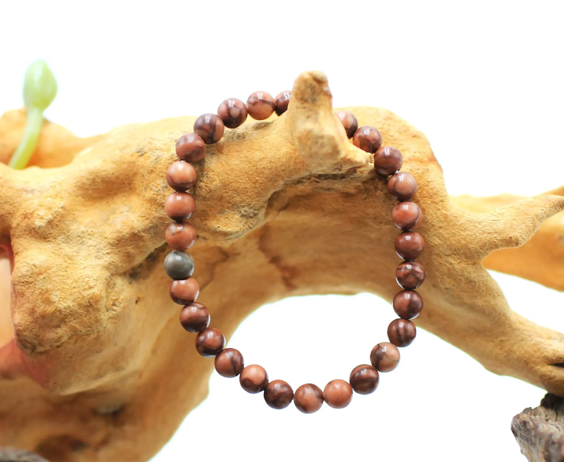 Bracelet en perles 6mm en Bois pétrifié rouge
