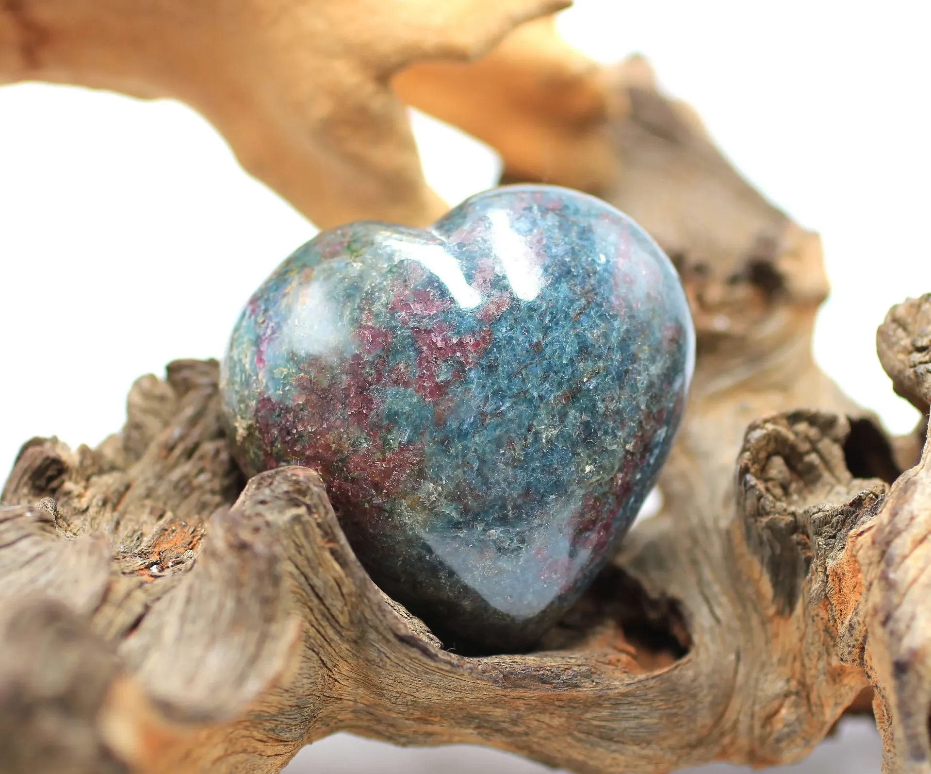 Cœur en Rubis sur Cyanite bleue