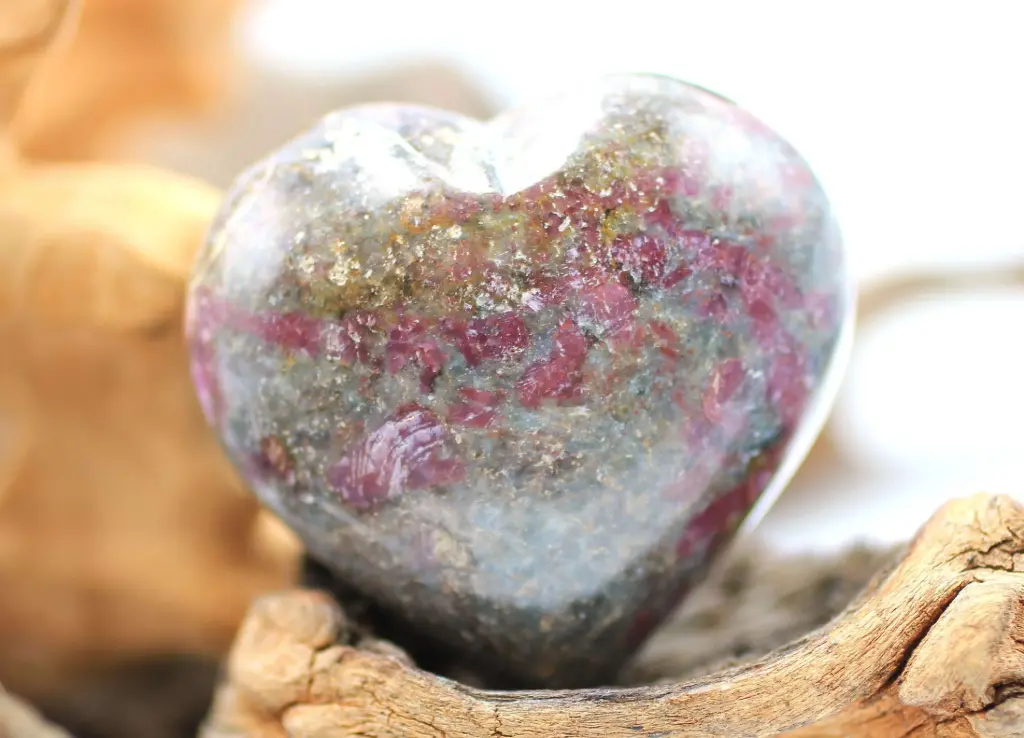 Cœur en Rubis sur Cyanite bleue