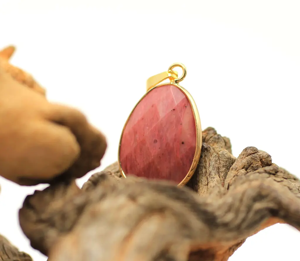 Pendentif doré en Rhodonite