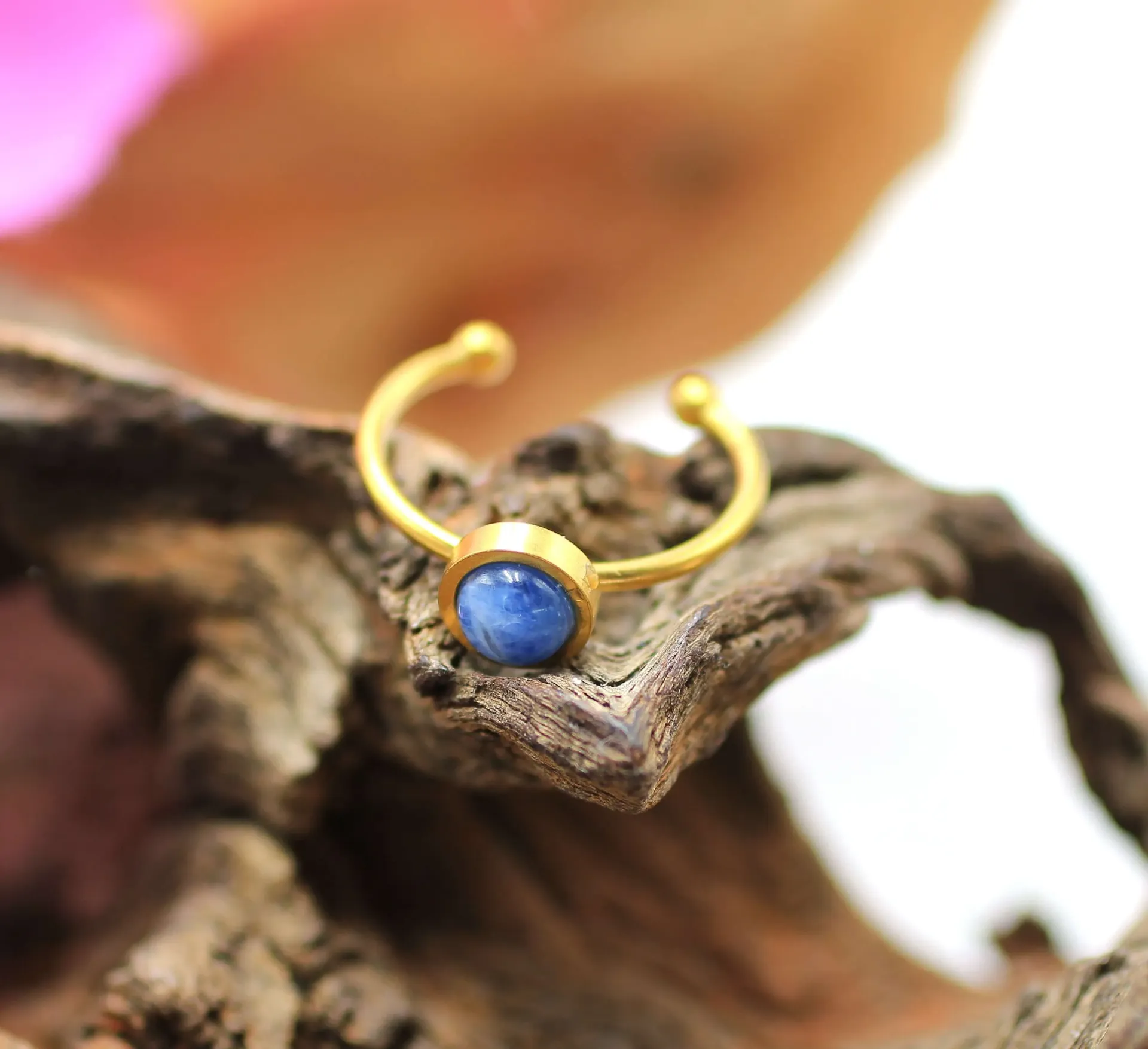 Bague réglable en Laiton doré et en Cyanite bleue