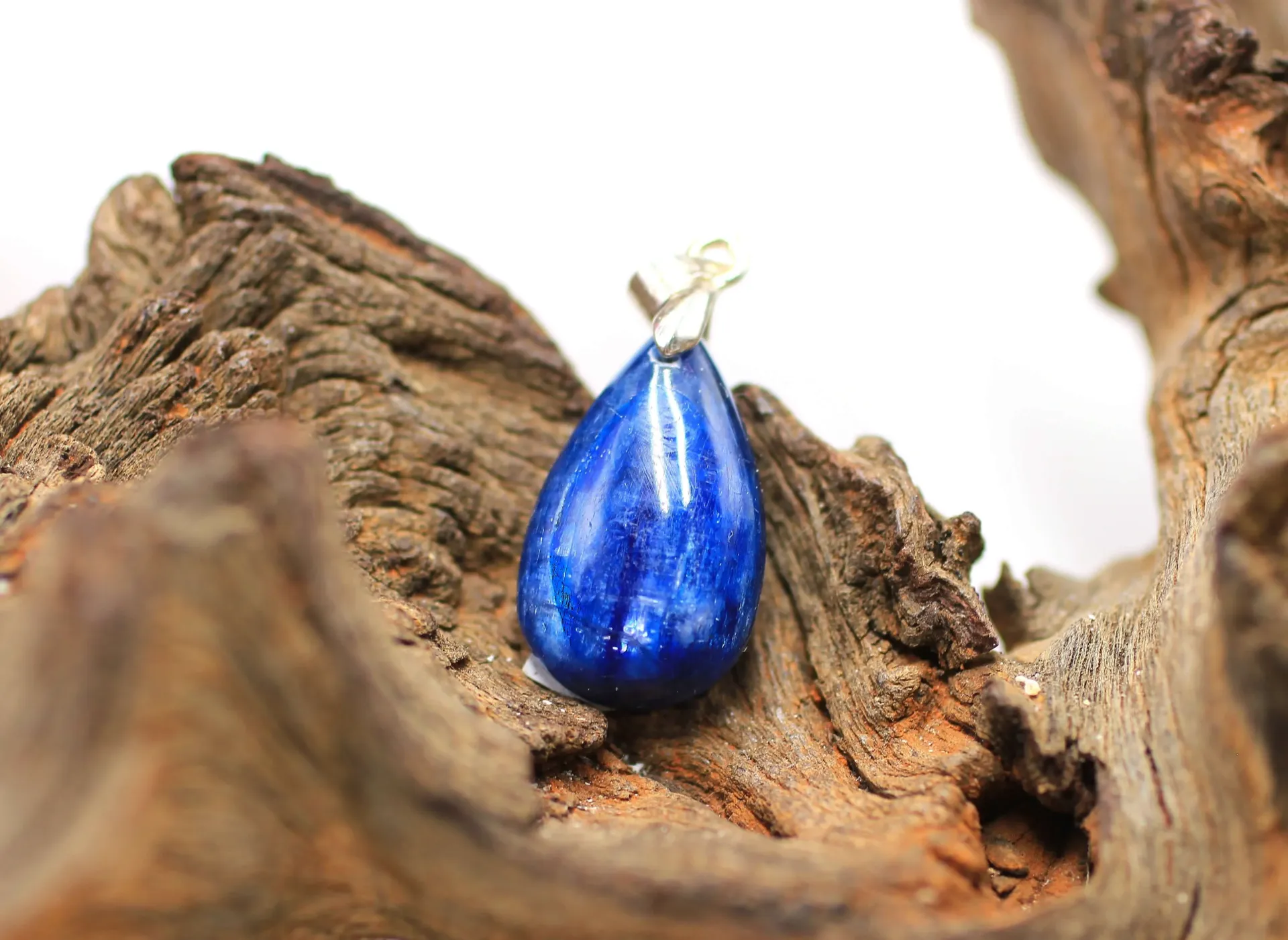Pendentif goutte en Cyanite bleue