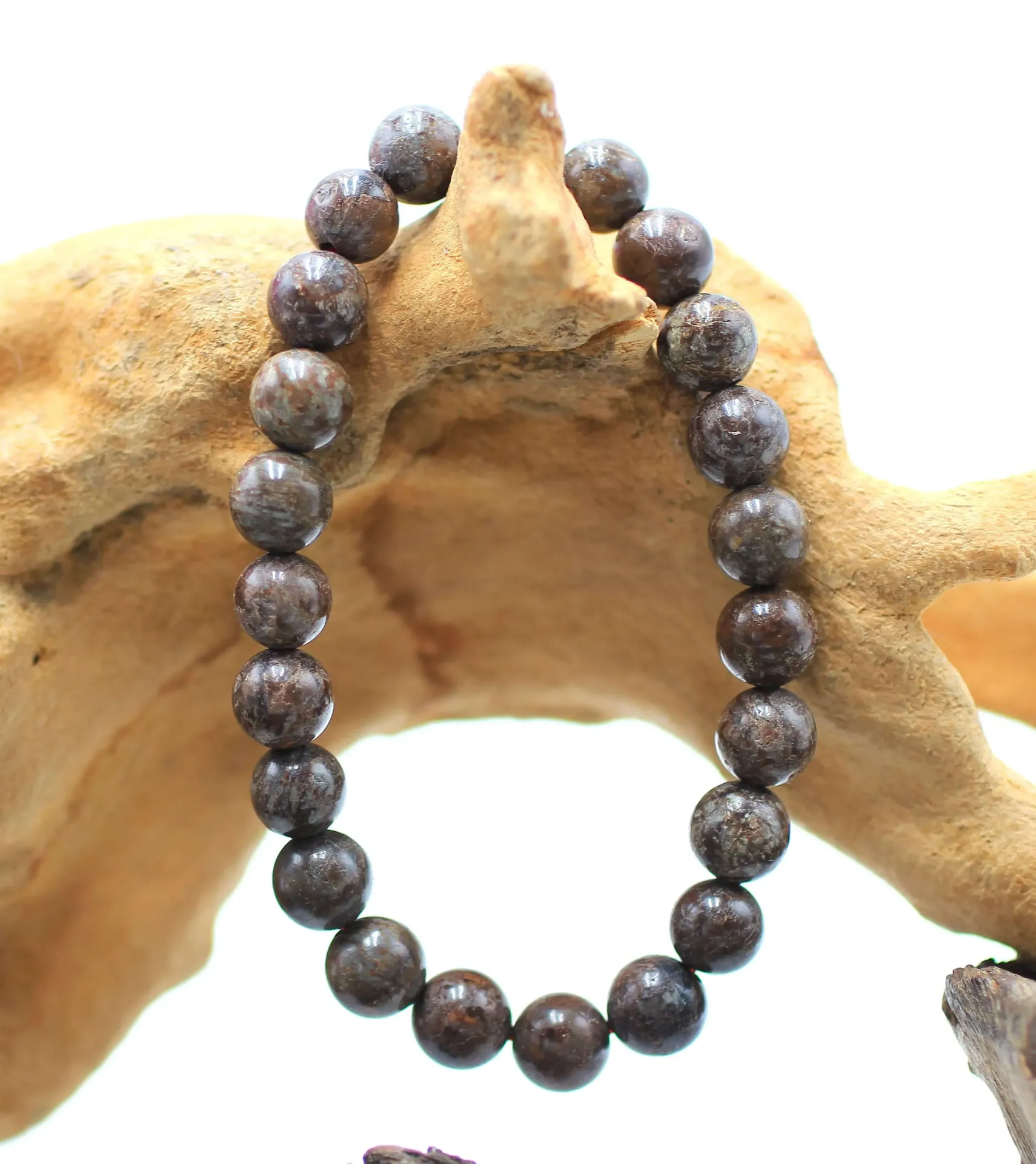 Bracelet en perles 8mm en Obsidienne flocon de neige rouge