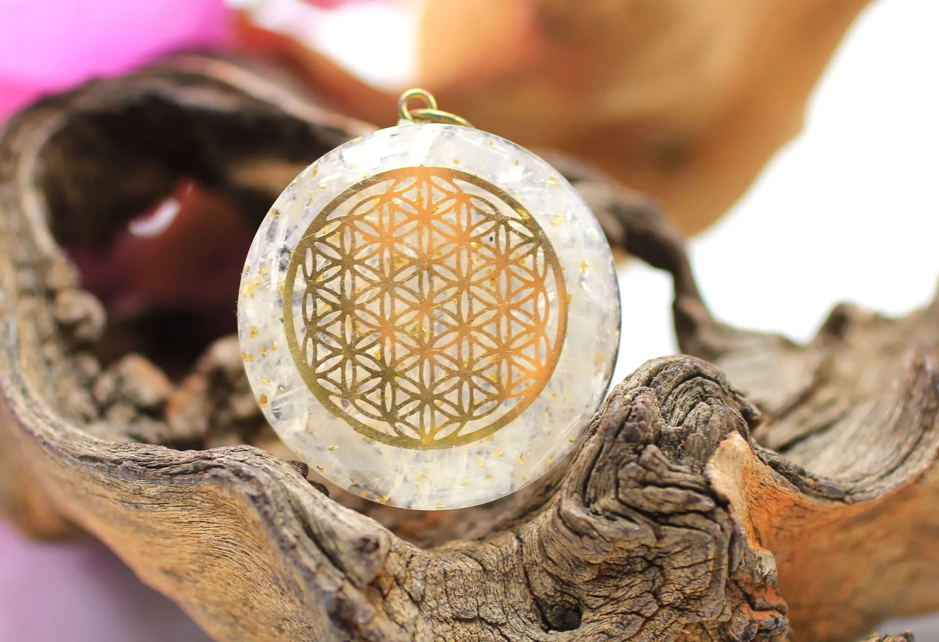 Pendentif rond en Orgonite et Sélénite et Fleur de vie