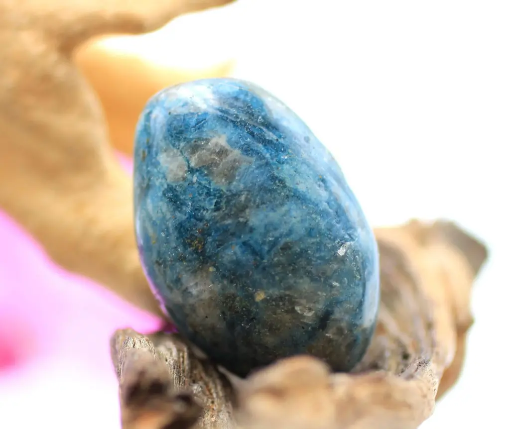 Galet en Dumortiérite