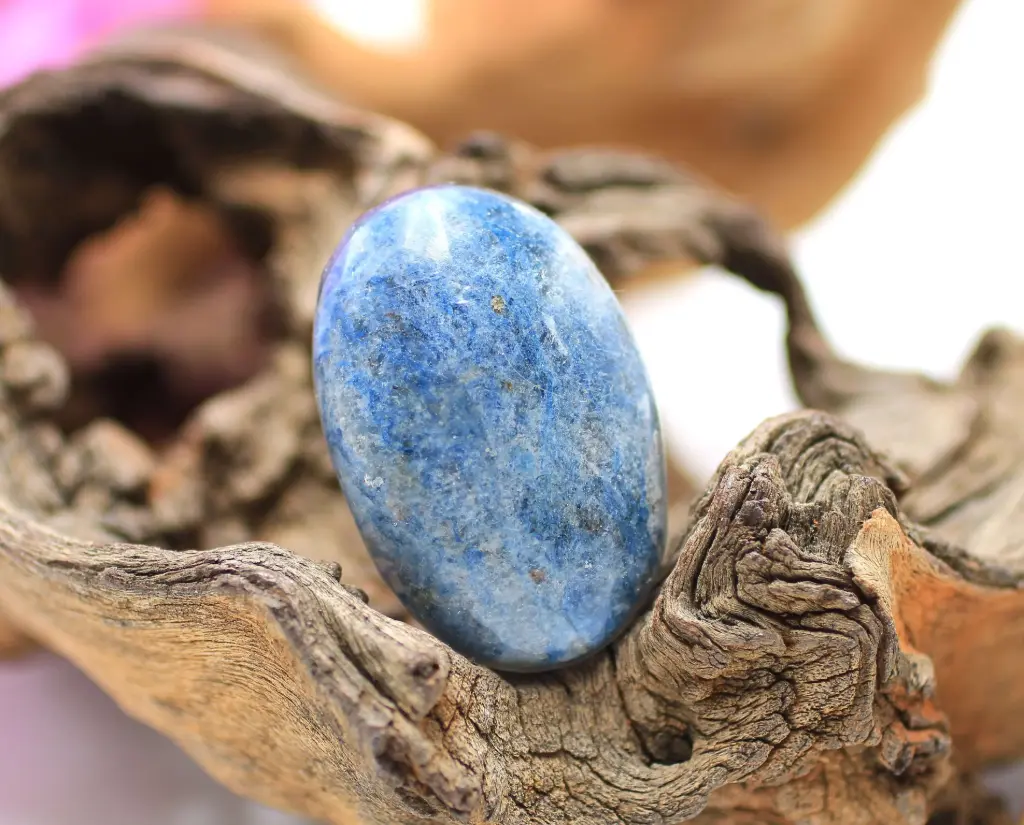 Galet en Dumortiérite