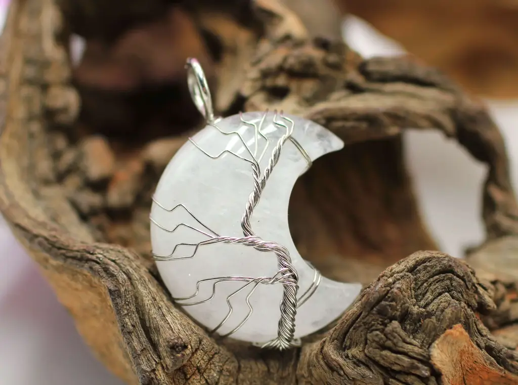 Pendentif Croissant de lune et Arbre de vie en Cristal de roche